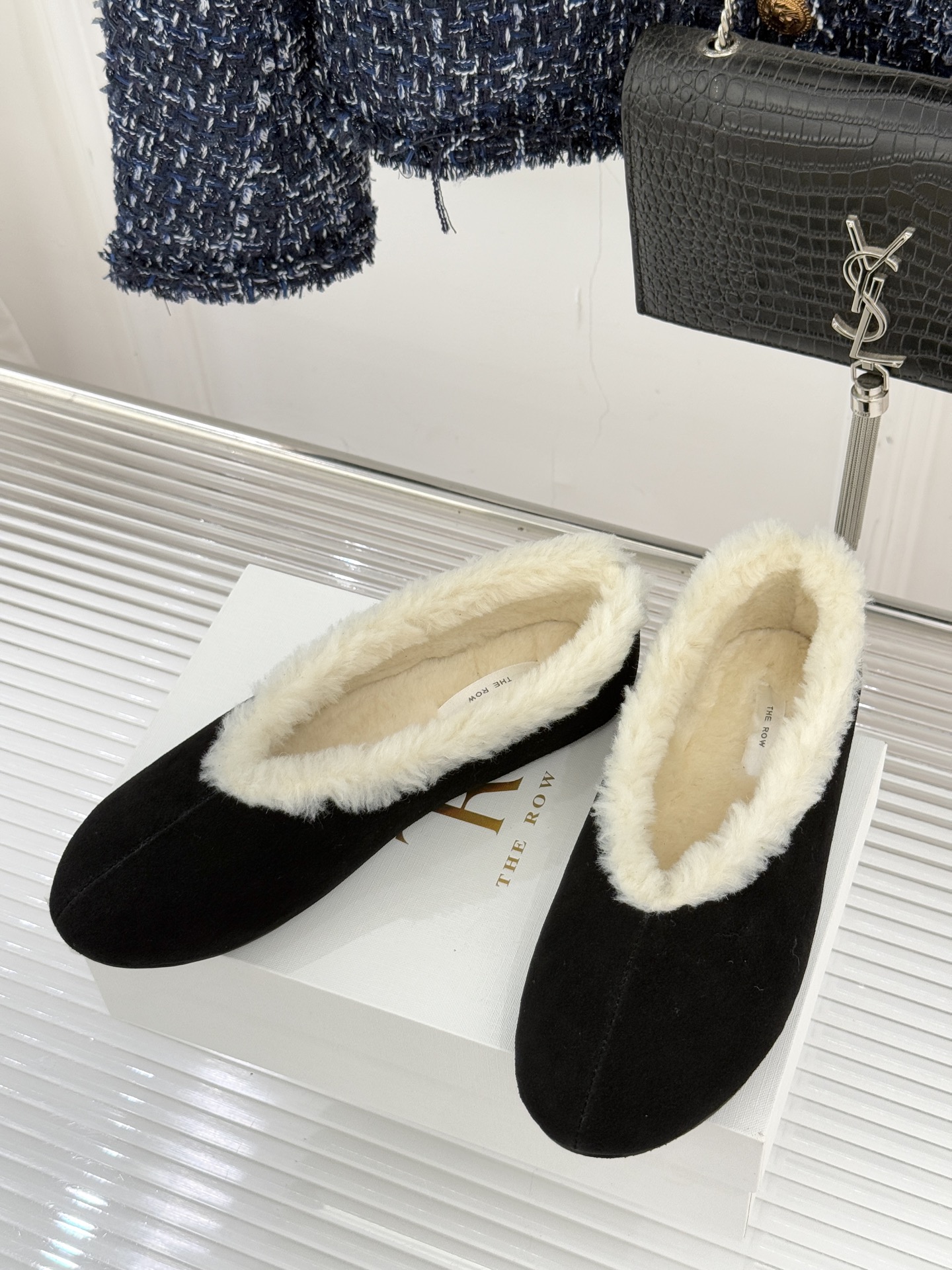 The Row 25WF新品复古毛毛鞋这双毛毛鞋以品牌标志性极简美学注解秋冬“宅家精致主义”。甄选柔密羊