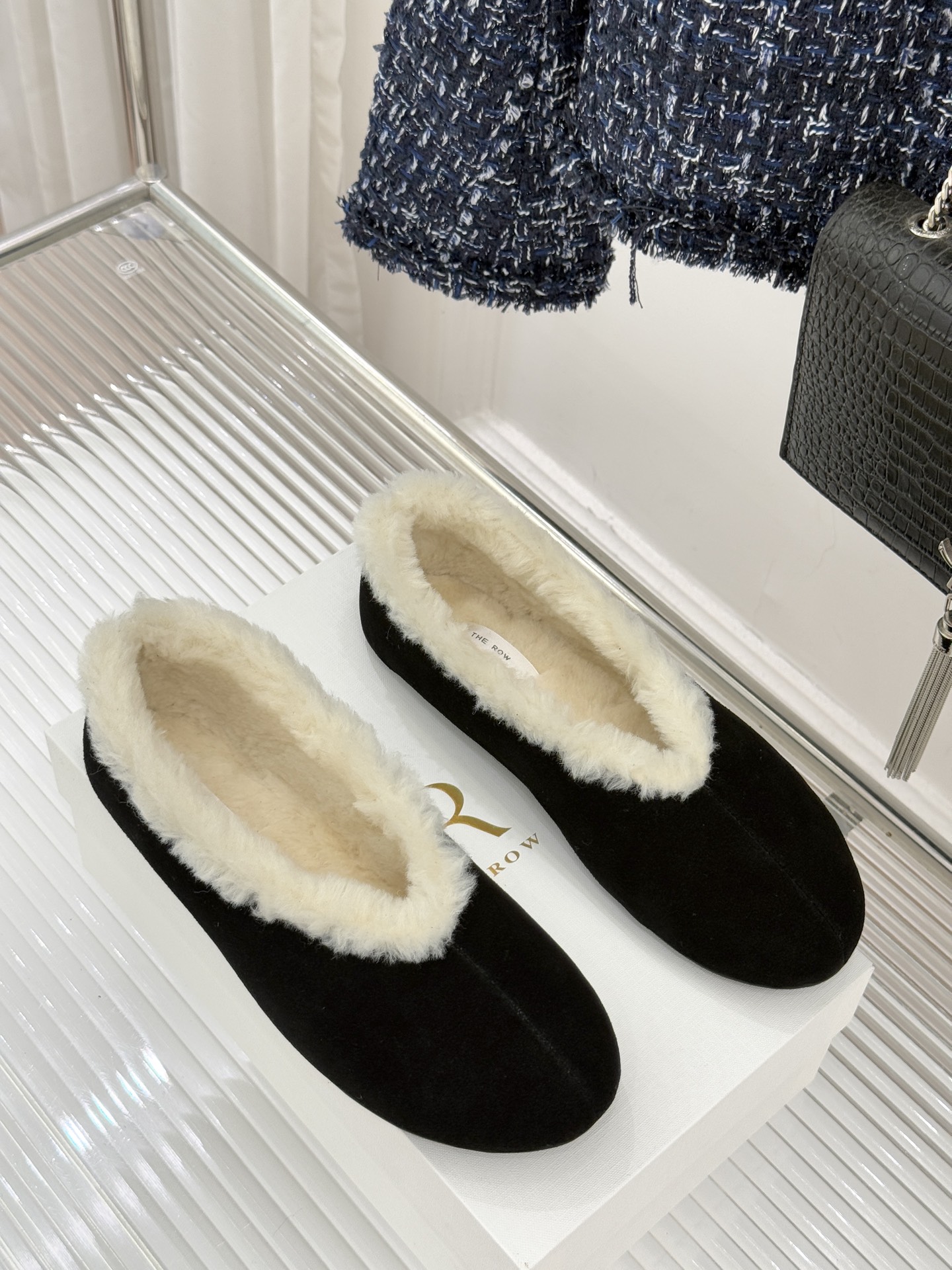 The Row 25WF新品复古毛毛鞋这双毛毛鞋以品牌标志性极简美学注解秋冬“宅家精致主义”。甄选柔密羊