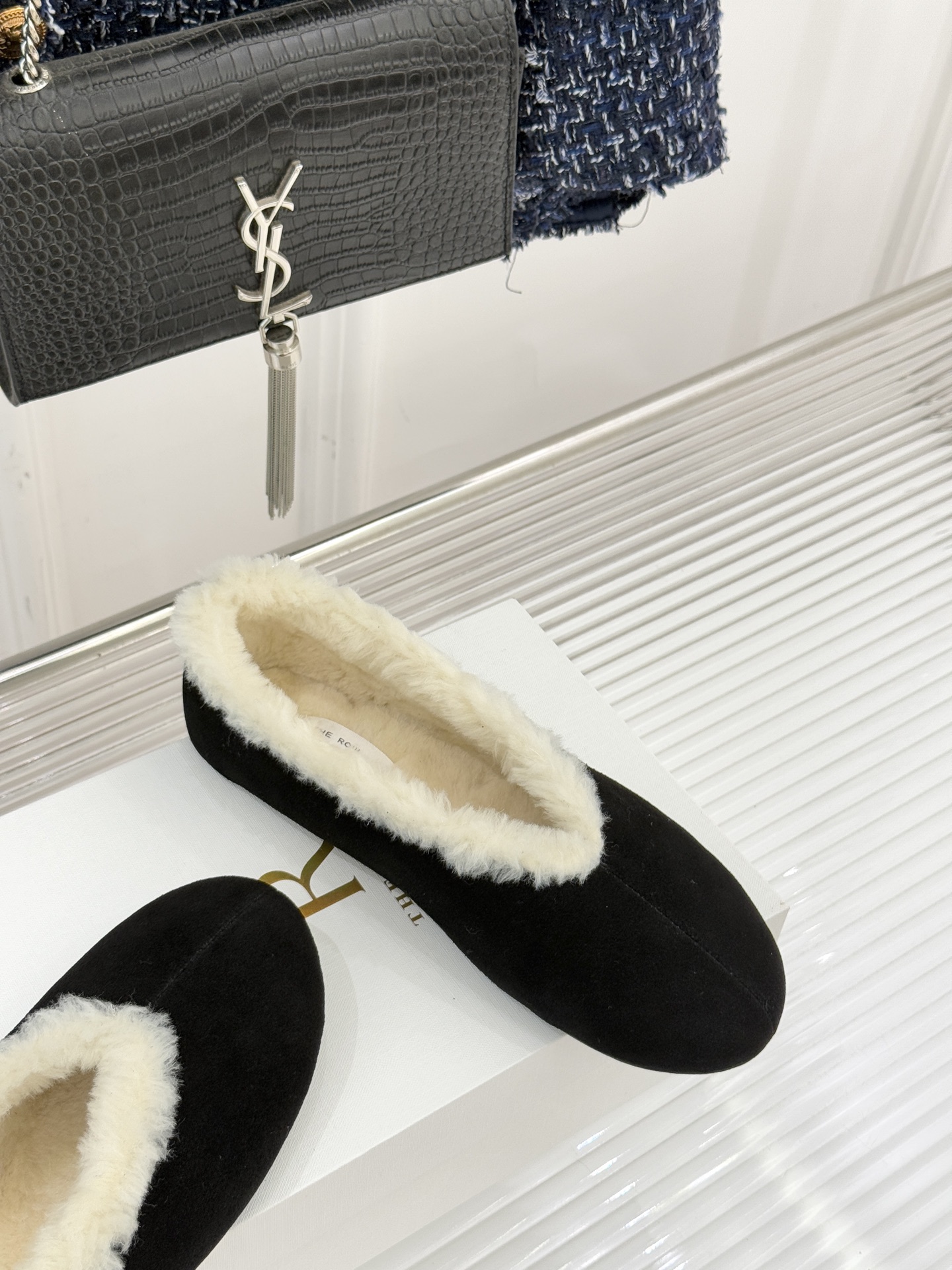 The Row 25WF新品复古毛毛鞋这双毛毛鞋以品牌标志性极简美学注解秋冬“宅家精致主义”。甄选柔密羊