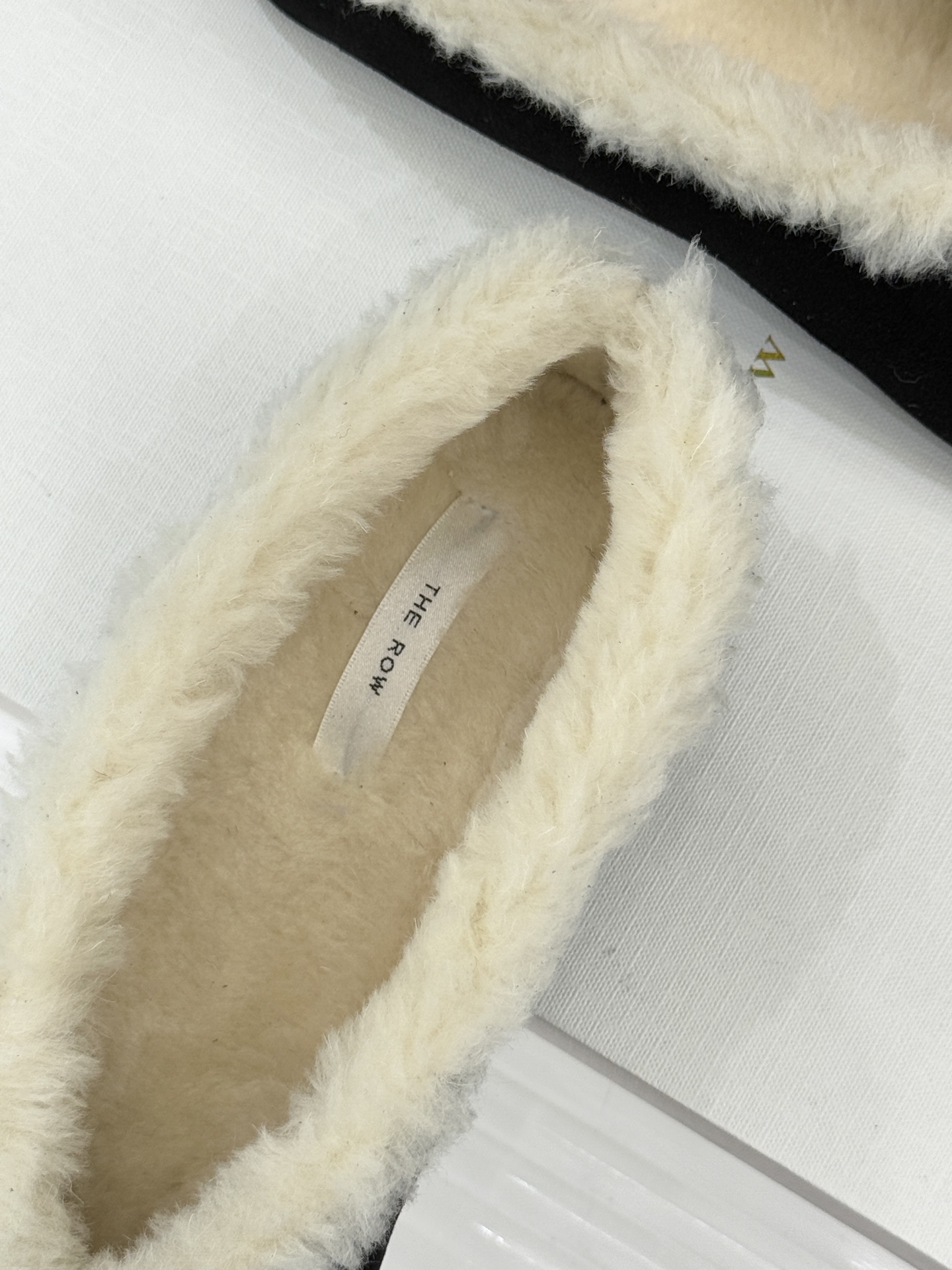 The Row 25WF新品复古毛毛鞋这双毛毛鞋以品牌标志性极简美学注解秋冬“宅家精致主义”。甄选柔密羊