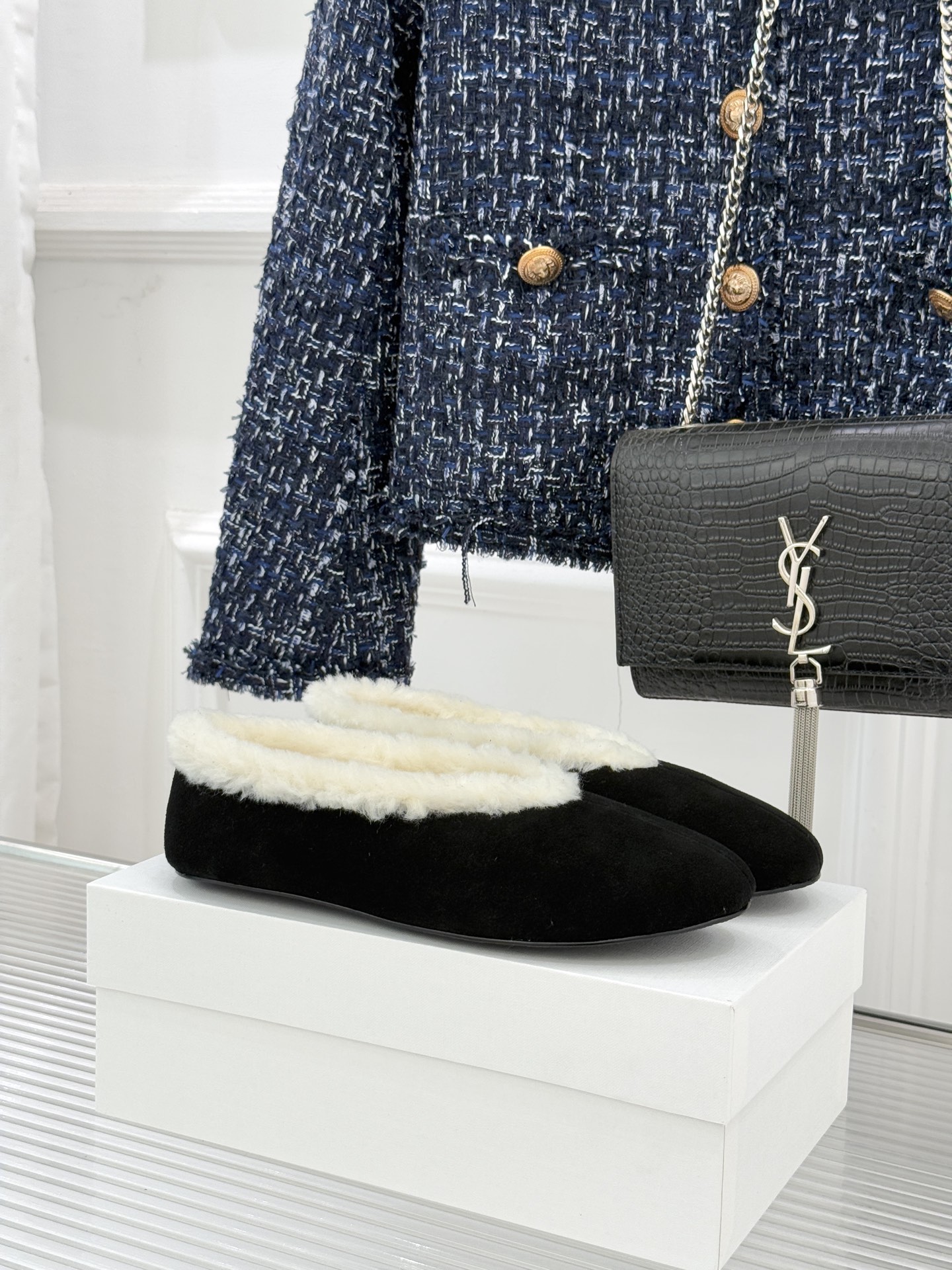 The Row 25WF新品复古毛毛鞋这双毛毛鞋以品牌标志性极简美学注解秋冬“宅家精致主义”。甄选柔密羊