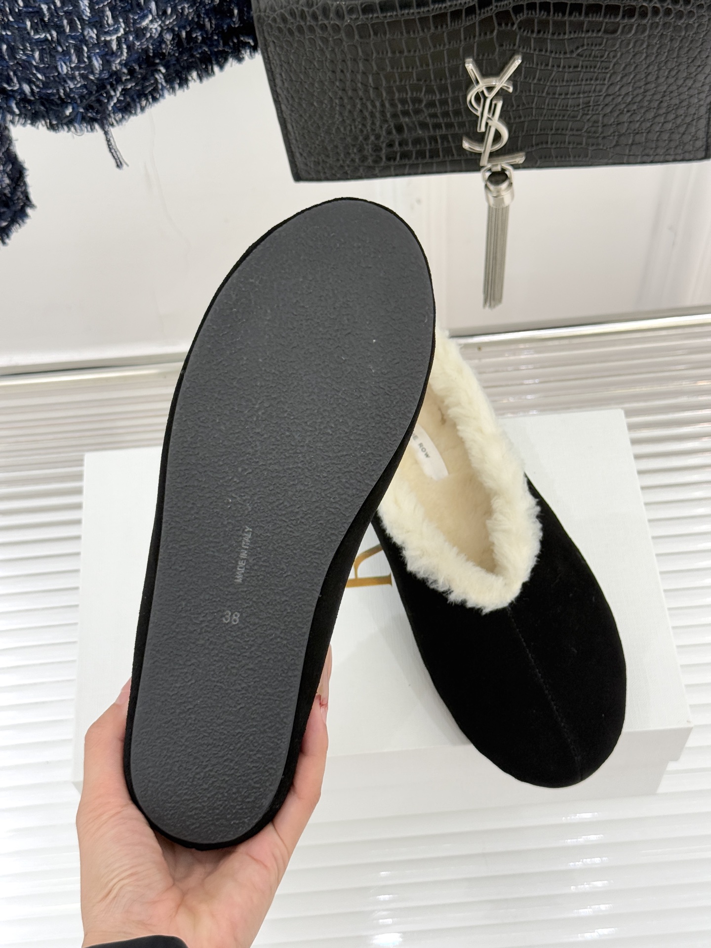 The Row 25WF新品复古毛毛鞋这双毛毛鞋以品牌标志性极简美学注解秋冬“宅家精致主义”。甄选柔密羊