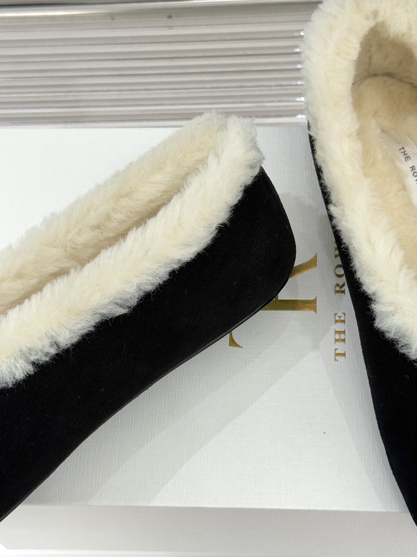 The Row 25WF新品复古毛毛鞋这双毛毛鞋以品牌标志性极简美学注解秋冬“宅家精致主义”。甄选柔密羊