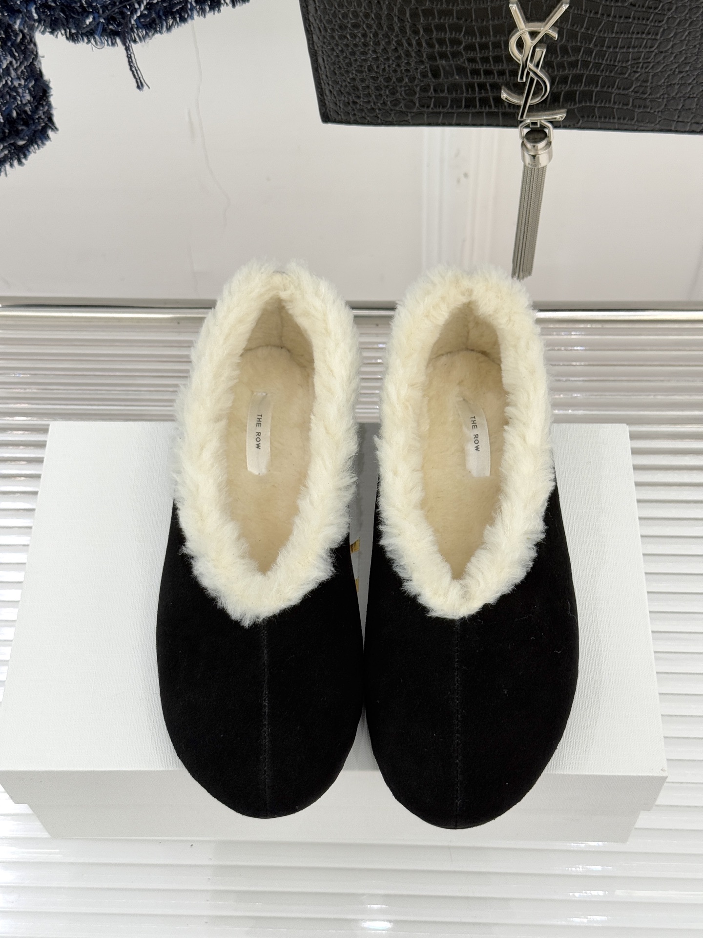 The Row 25WF新品复古毛毛鞋这双毛毛鞋以品牌标志性极简美学注解秋冬“宅家精致主义”。甄选柔密羊