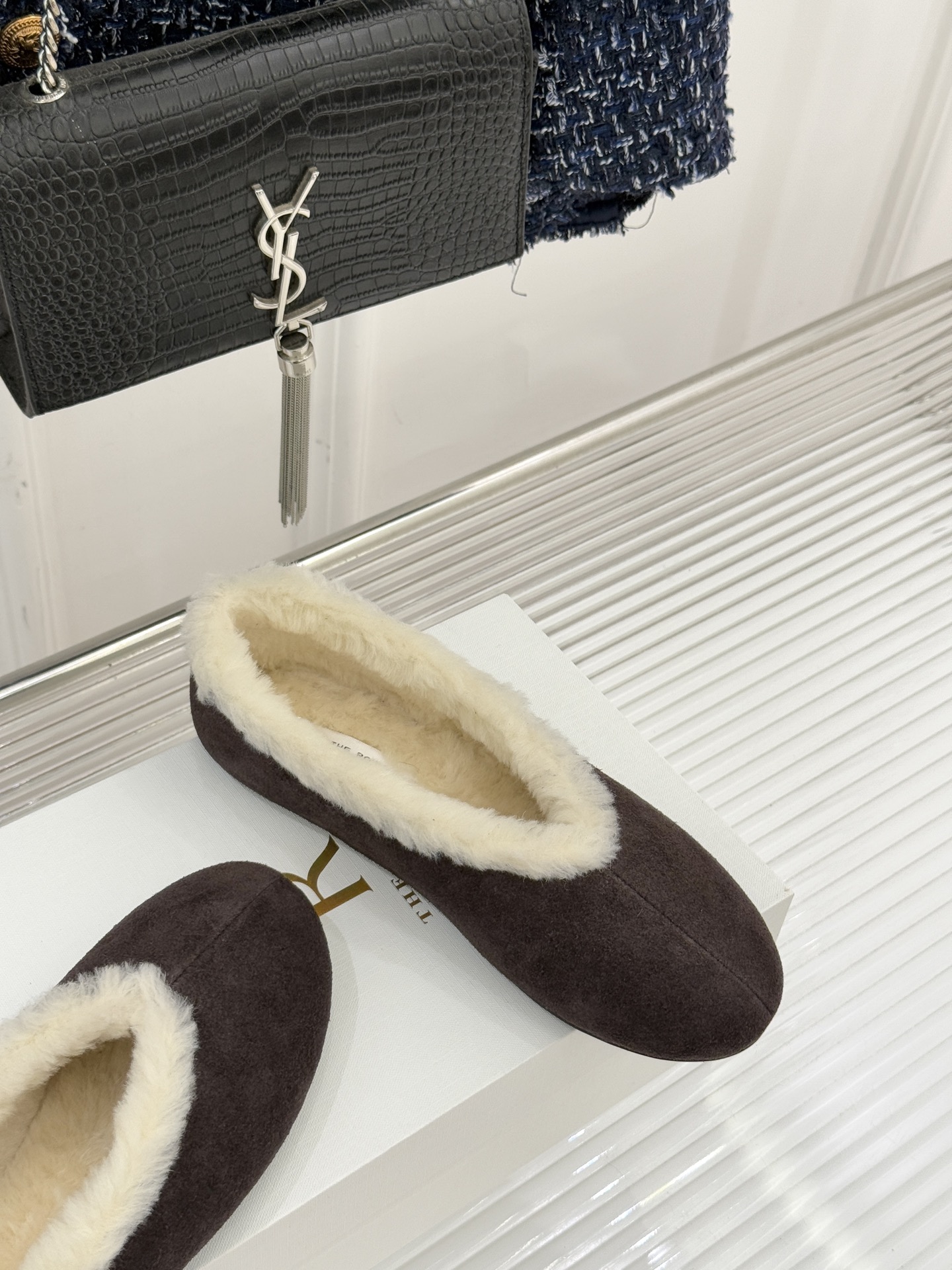 The Row 25WF新品复古毛毛鞋这双毛毛鞋以品牌标志性极简美学注解秋冬“宅家精致主义”。甄选柔密羊