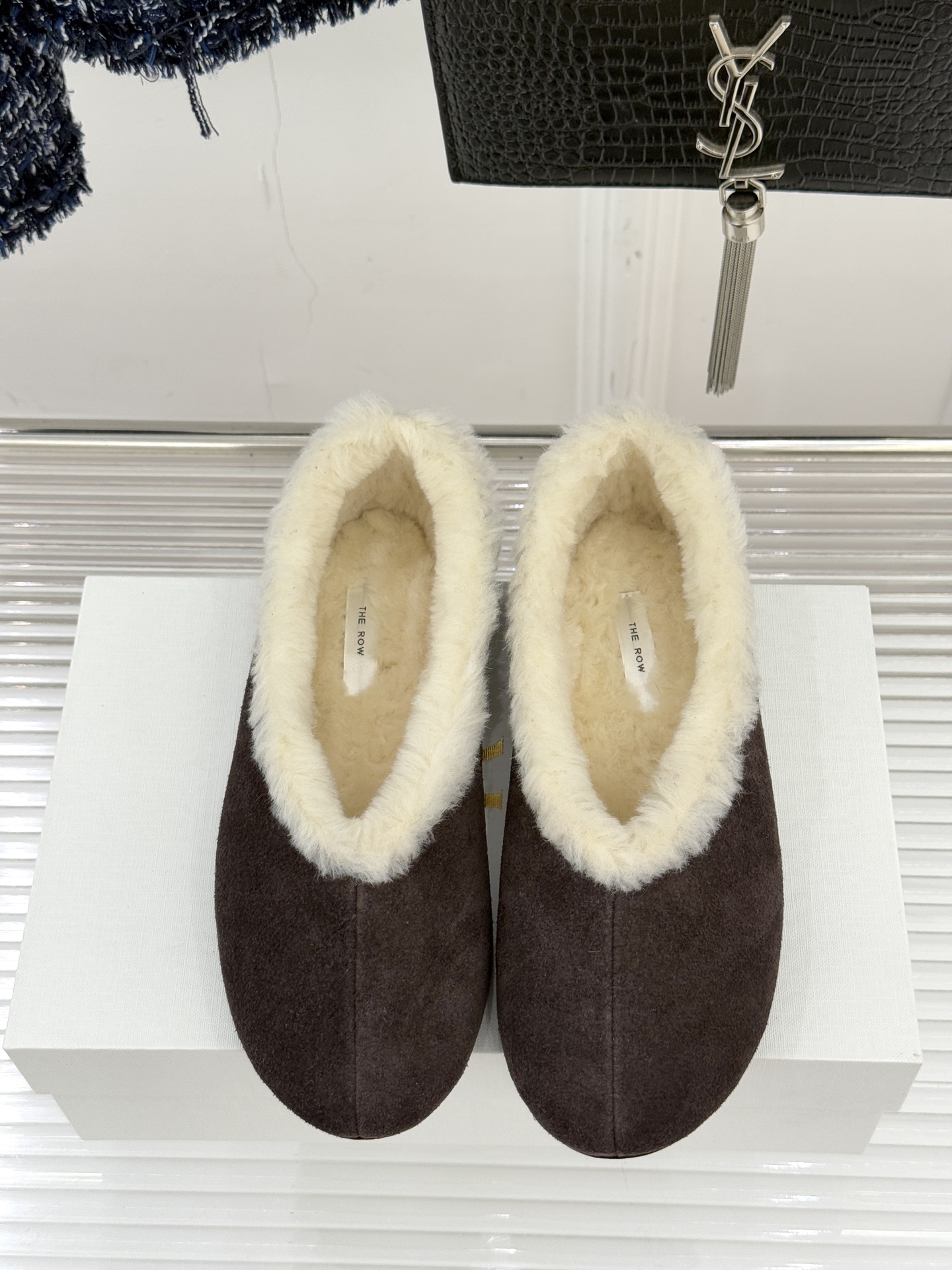 The Row 25WF新品复古毛毛鞋这双毛毛鞋以品牌标志性极简美学注解秋冬“宅家精致主义”。甄选柔密羊