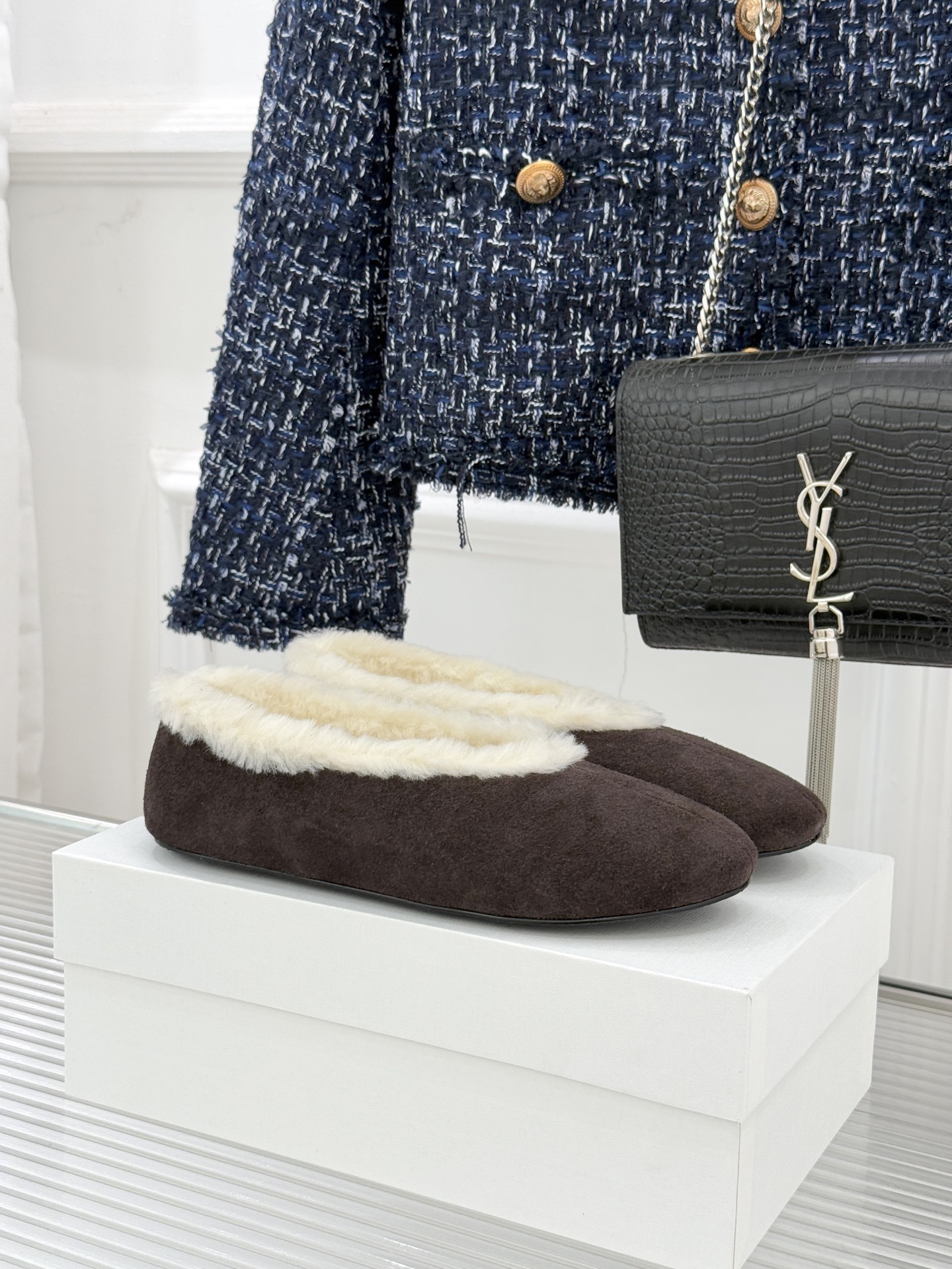 The Row 25WF新品复古毛毛鞋这双毛毛鞋以品牌标志性极简美学注解秋冬“宅家精致主义”。甄选柔密羊