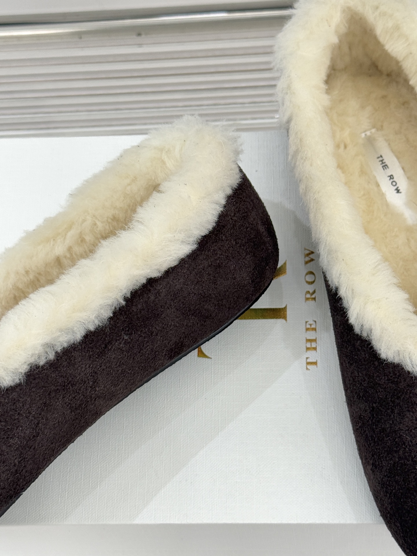 The Row 25WF新品复古毛毛鞋这双毛毛鞋以品牌标志性极简美学注解秋冬“宅家精致主义”。甄选柔密羊