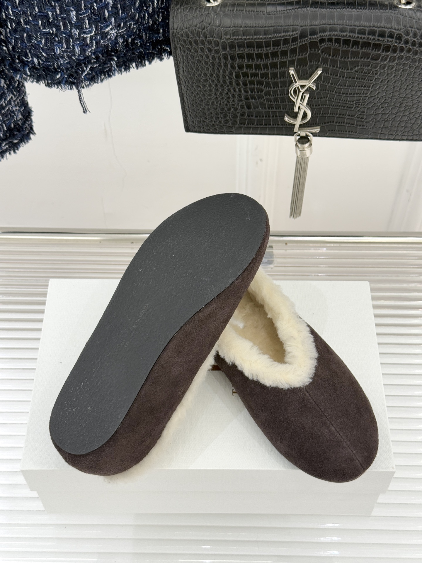 The Row 25WF新品复古毛毛鞋这双毛毛鞋以品牌标志性极简美学注解秋冬“宅家精致主义”。甄选柔密羊