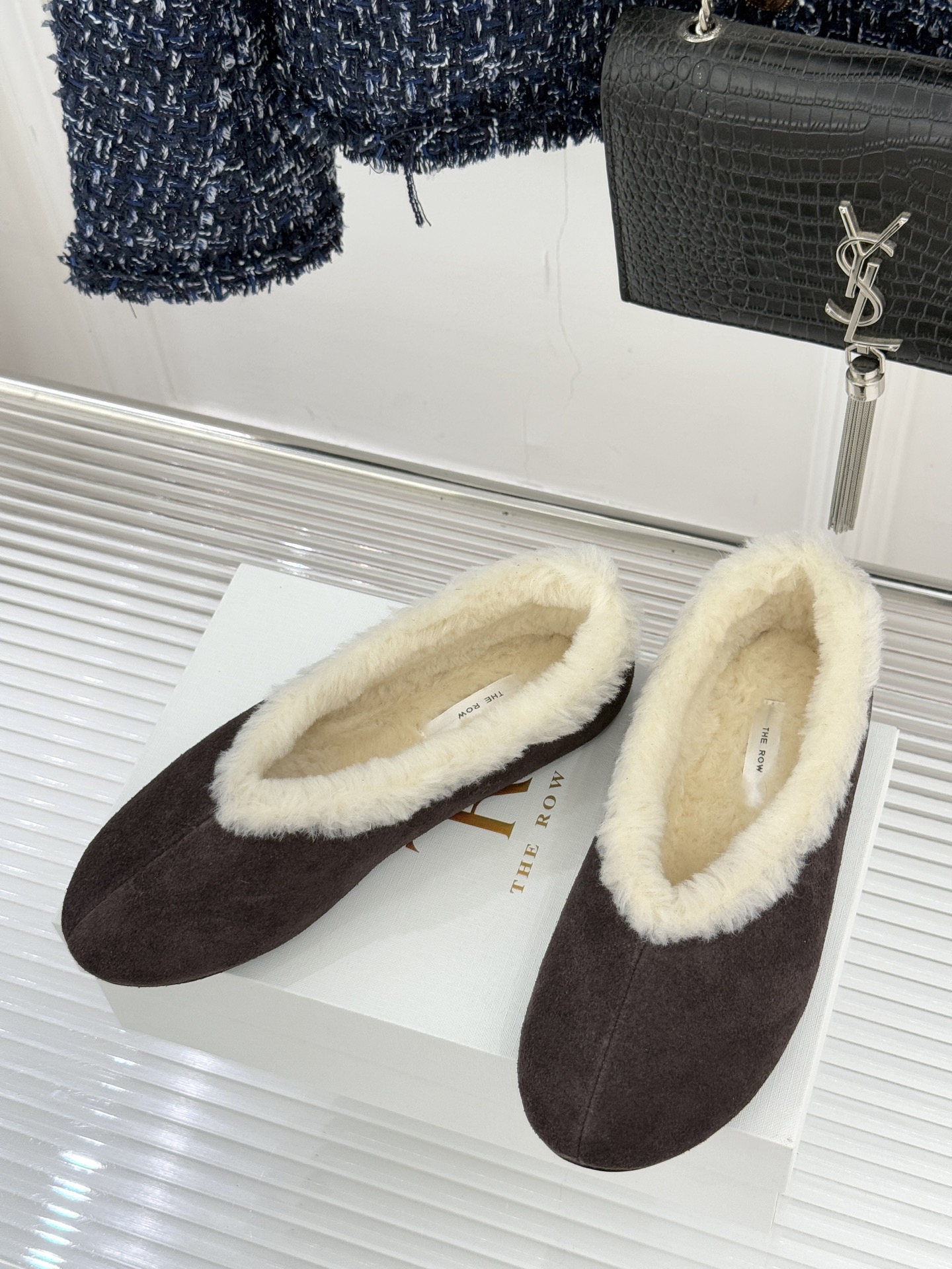 The Row 25WF新品复古毛毛鞋这双毛毛鞋以品牌标志性极简美学注解秋冬“宅家精致主义”。甄选柔密羊