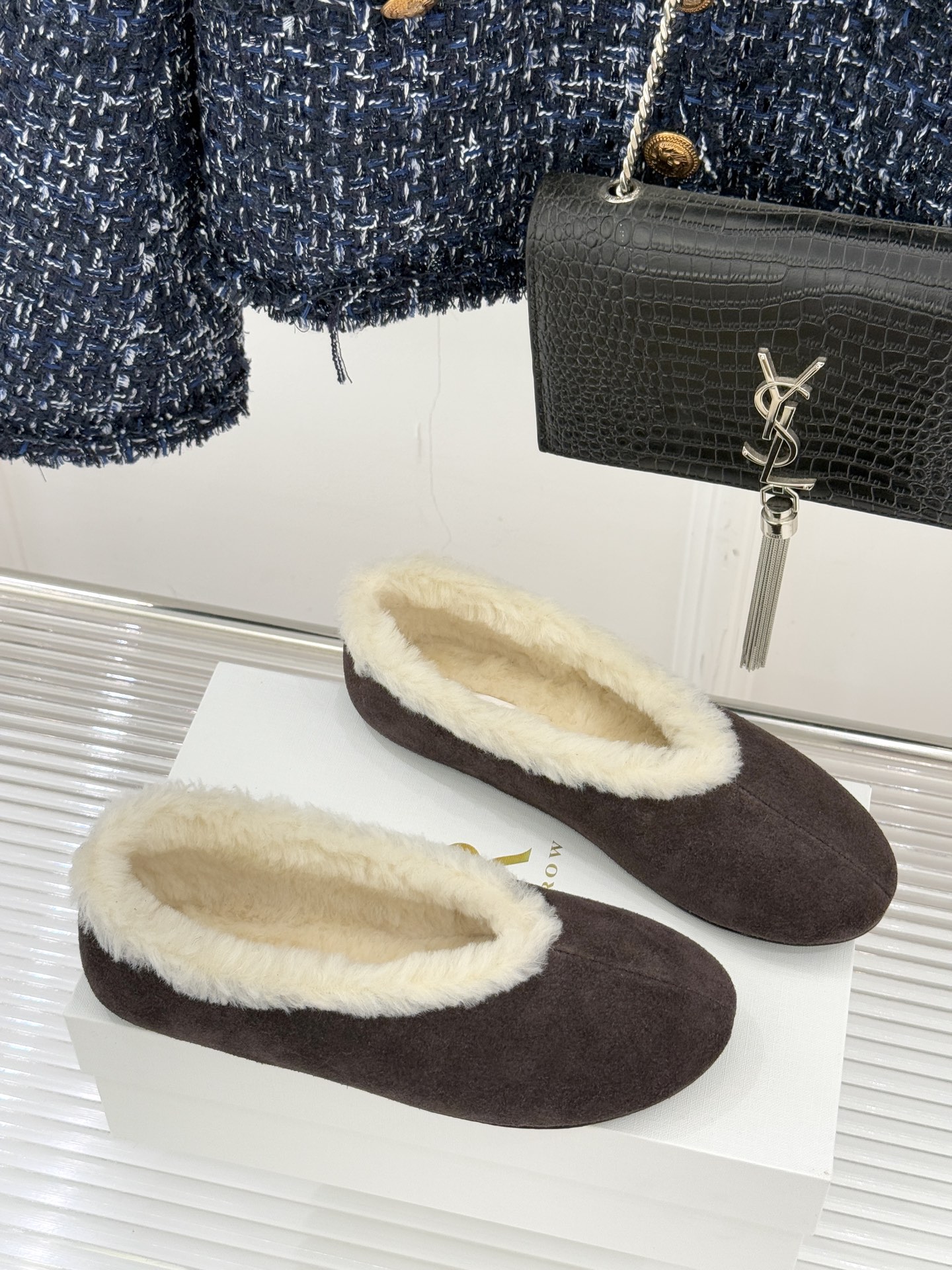 The Row 25WF新品复古毛毛鞋这双毛毛鞋以品牌标志性极简美学注解秋冬“宅家精致主义”。甄选柔密羊