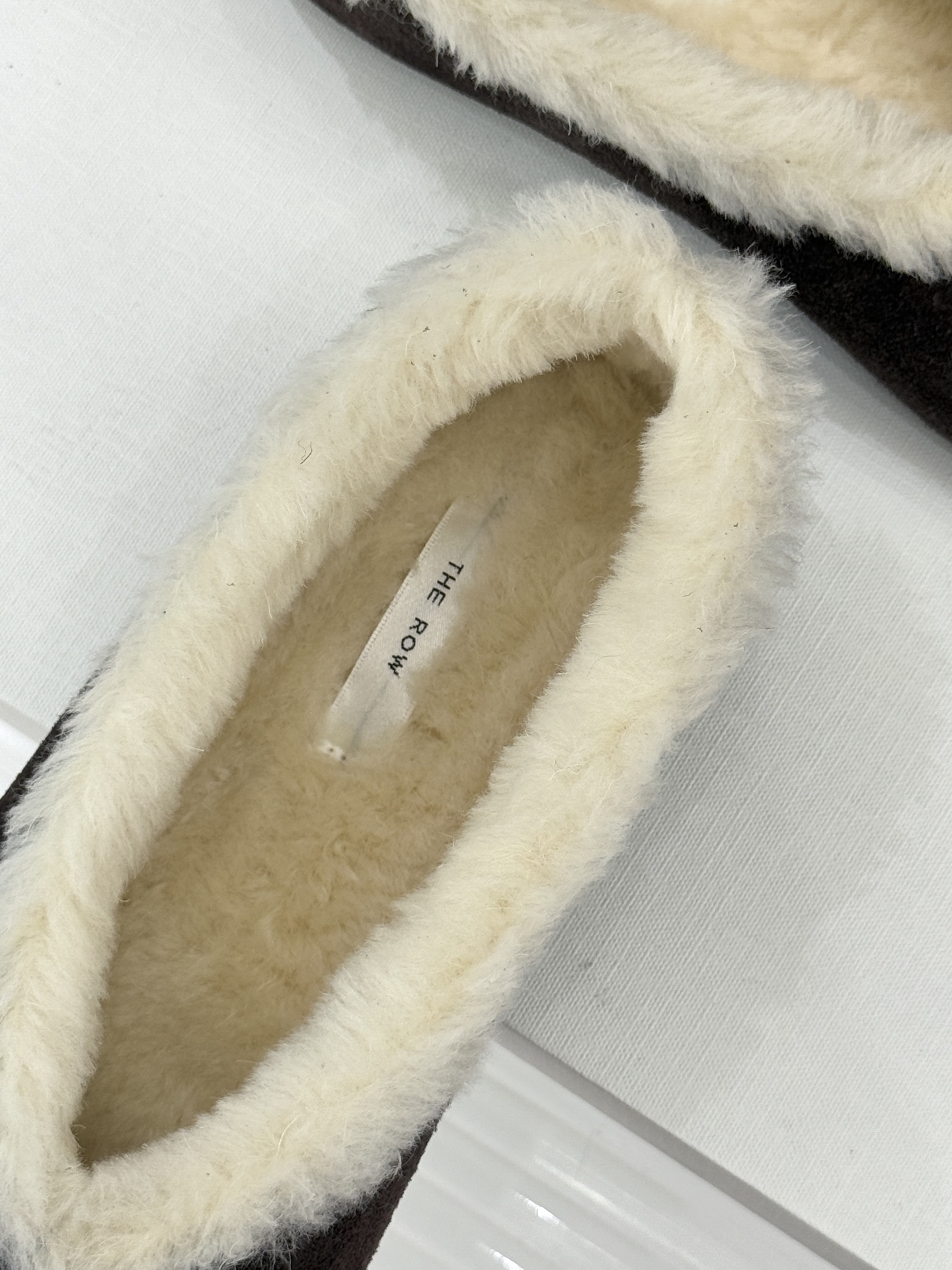 The Row 25WF新品复古毛毛鞋这双毛毛鞋以品牌标志性极简美学注解秋冬“宅家精致主义”。甄选柔密羊