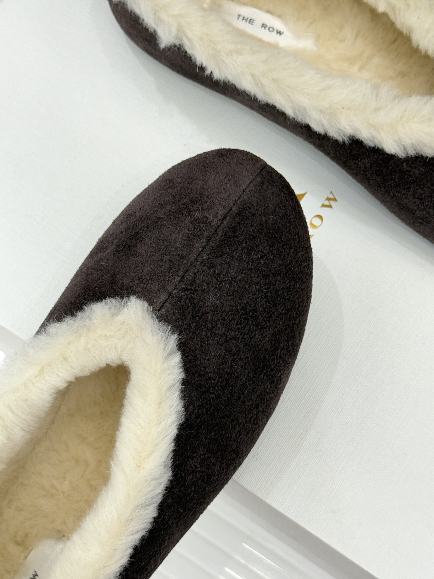 The Row 25WF新品复古毛毛鞋这双毛毛鞋以品牌标志性极简美学注解秋冬“宅家精致主义”。甄选柔密羊