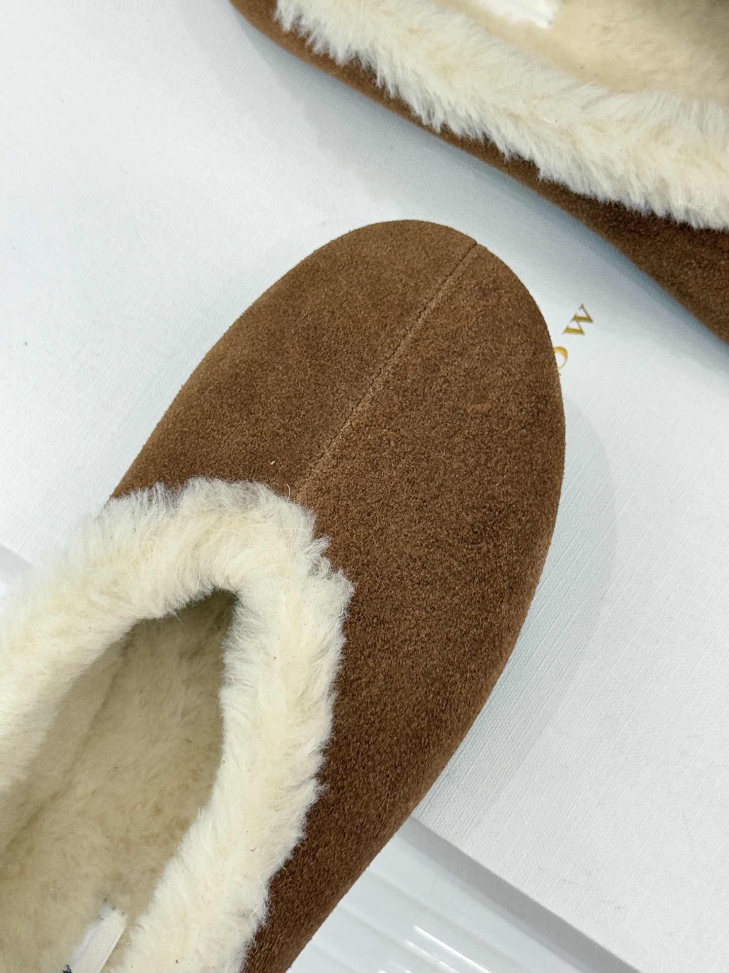 The Row 25WF新品复古毛毛鞋这双毛毛鞋以品牌标志性极简美学注解秋冬“宅家精致主义”。甄选柔密羊