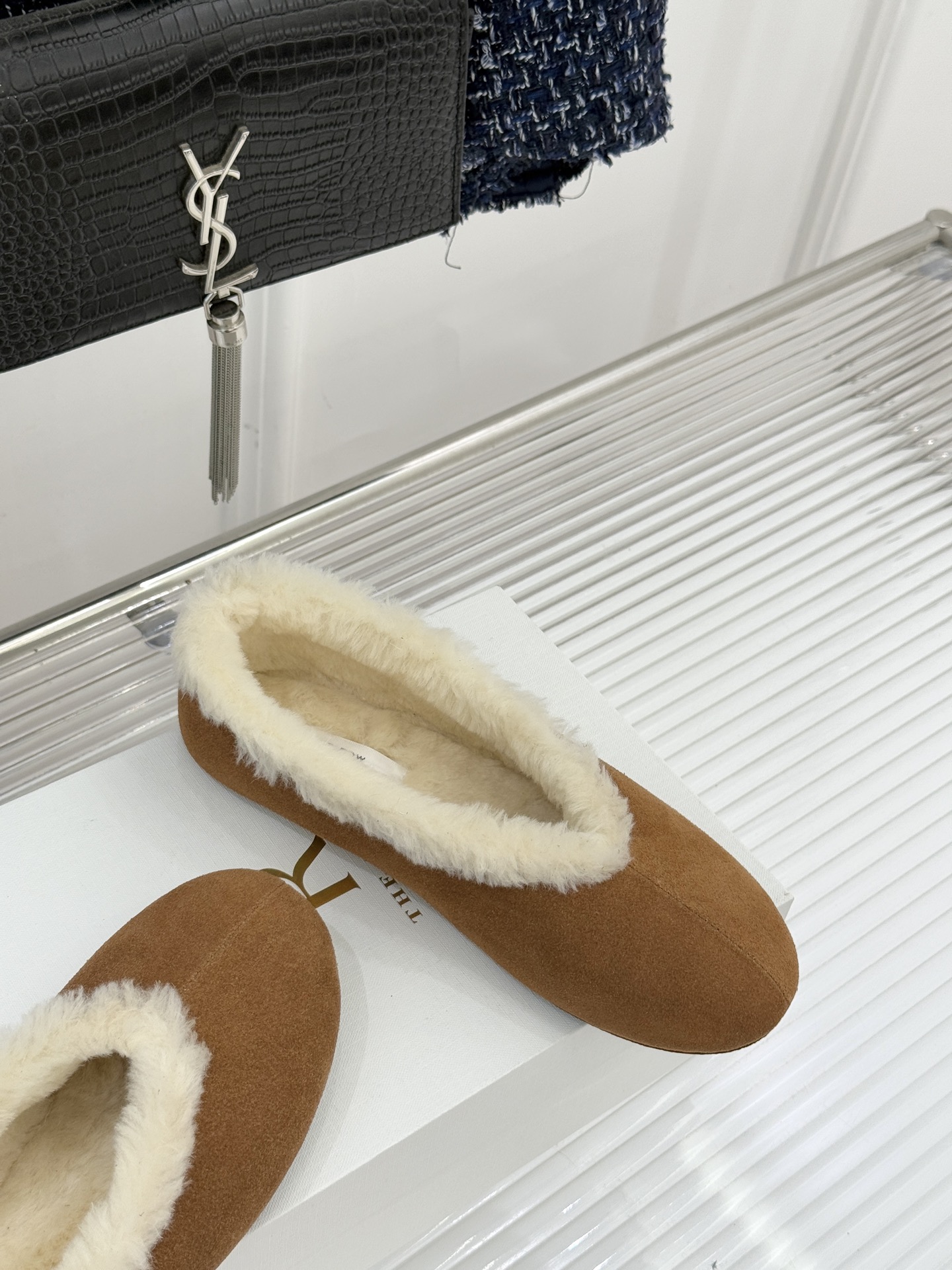 The Row 25WF新品复古毛毛鞋这双毛毛鞋以品牌标志性极简美学注解秋冬“宅家精致主义”。甄选柔密羊