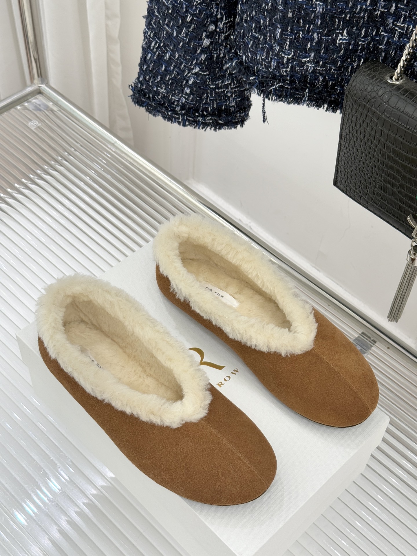 The Row 25WF新品复古毛毛鞋这双毛毛鞋以品牌标志性极简美学注解秋冬“宅家精致主义”。甄选柔密羊