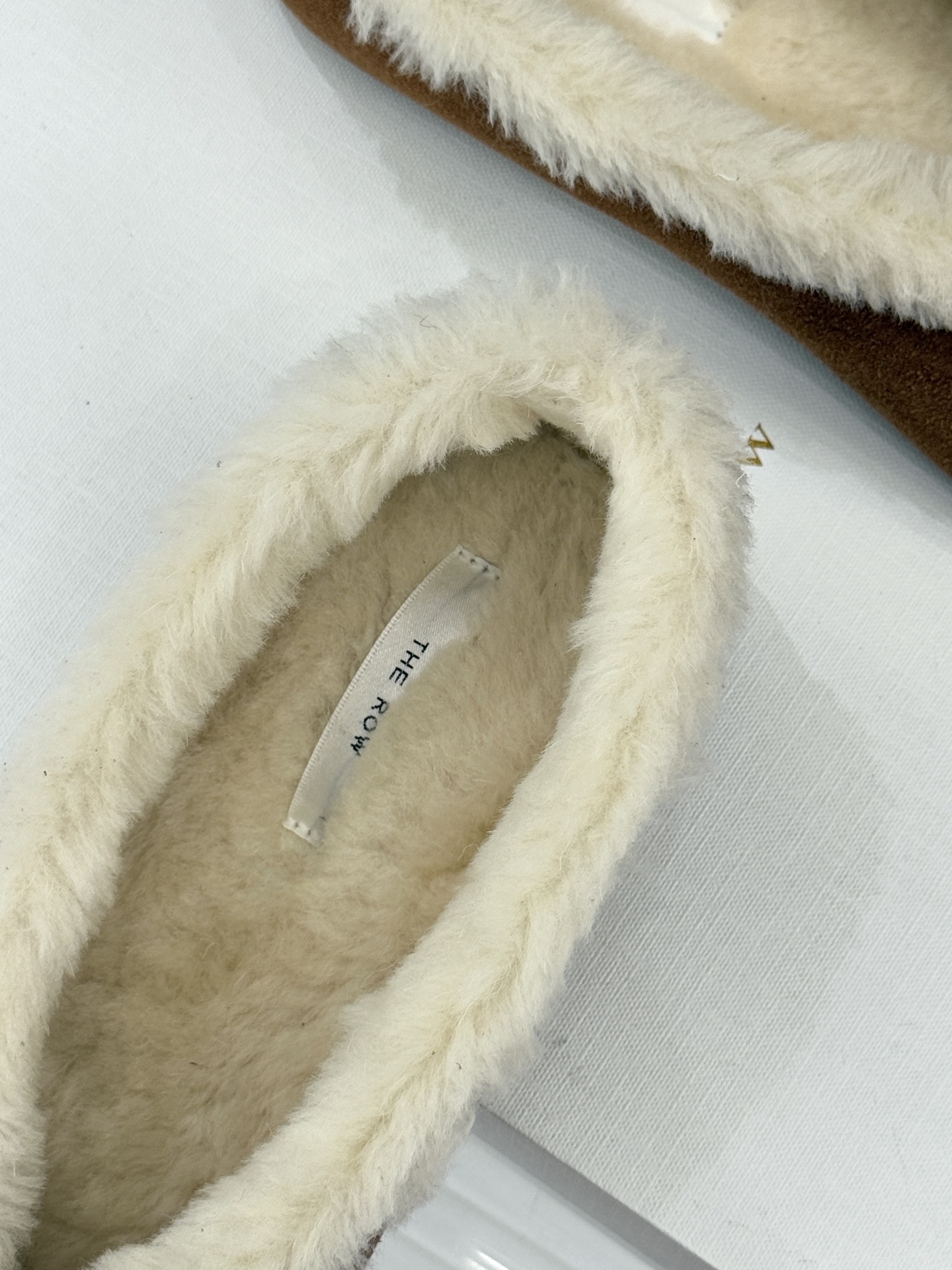 The Row 25WF新品复古毛毛鞋这双毛毛鞋以品牌标志性极简美学注解秋冬“宅家精致主义”。甄选柔密羊