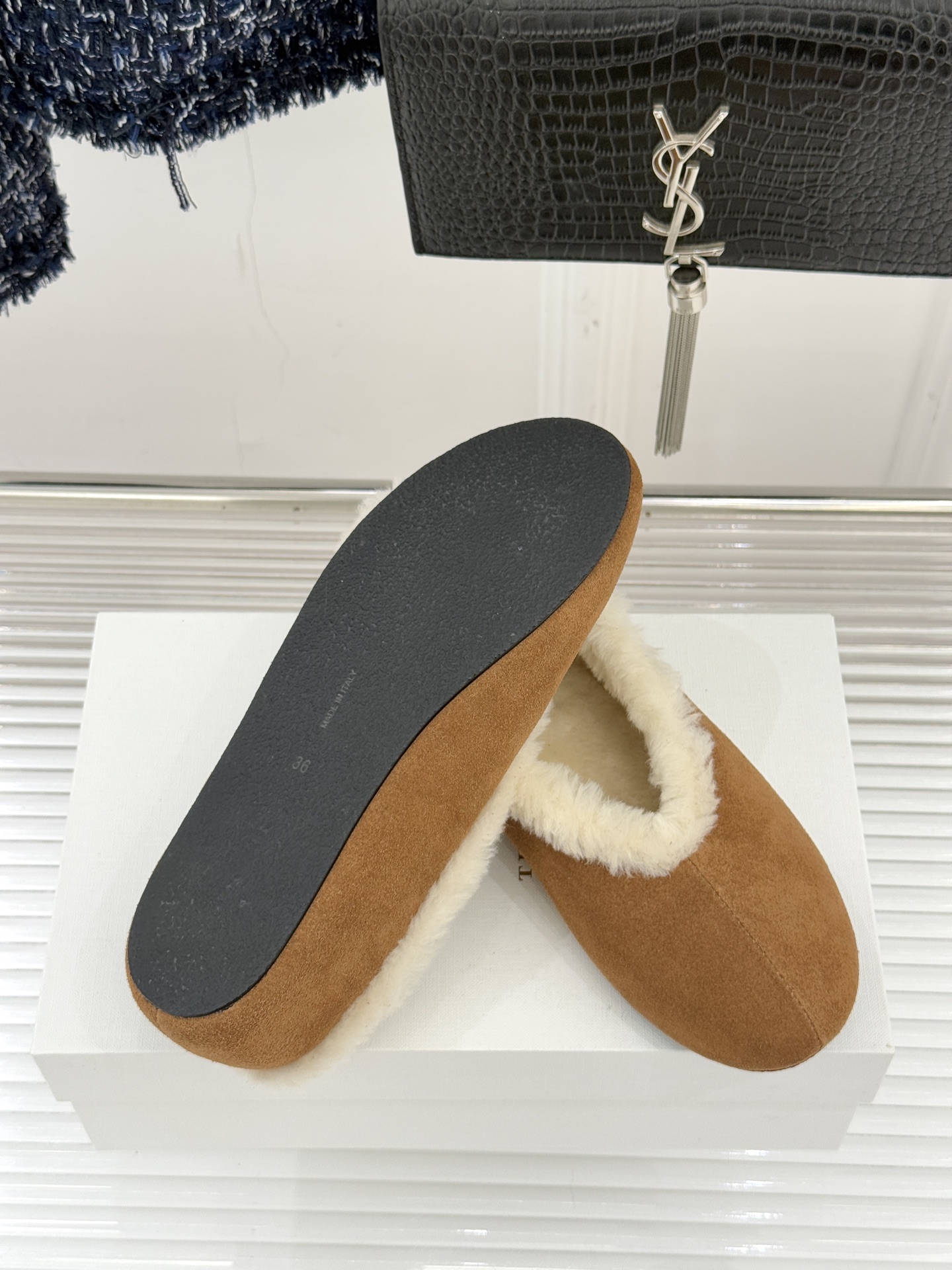 The Row 25WF新品复古毛毛鞋这双毛毛鞋以品牌标志性极简美学注解秋冬“宅家精致主义”。甄选柔密羊