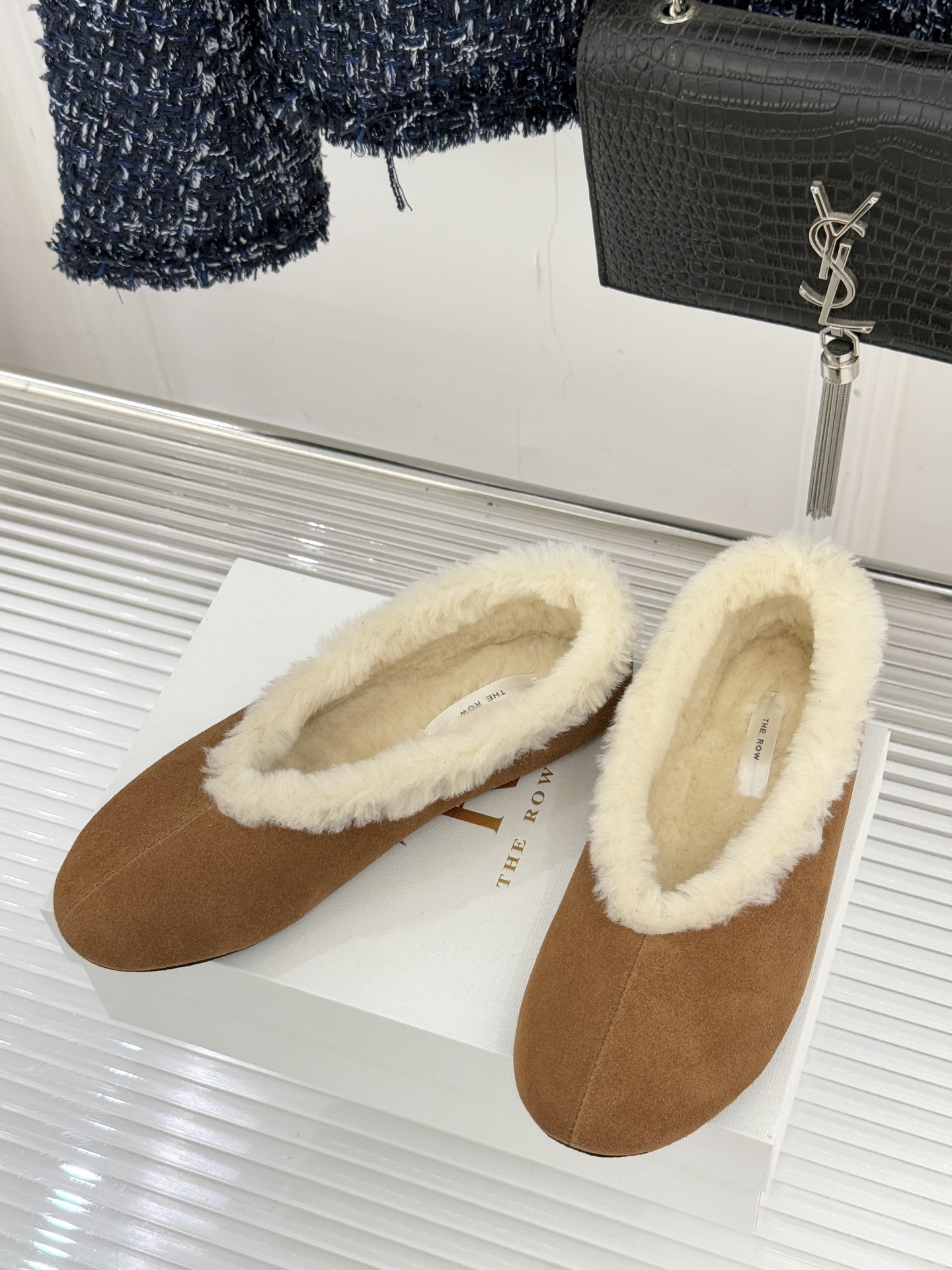 The Row 25WF新品复古毛毛鞋这双毛毛鞋以品牌标志性极简美学注解秋冬“宅家精致主义”。甄选柔密羊