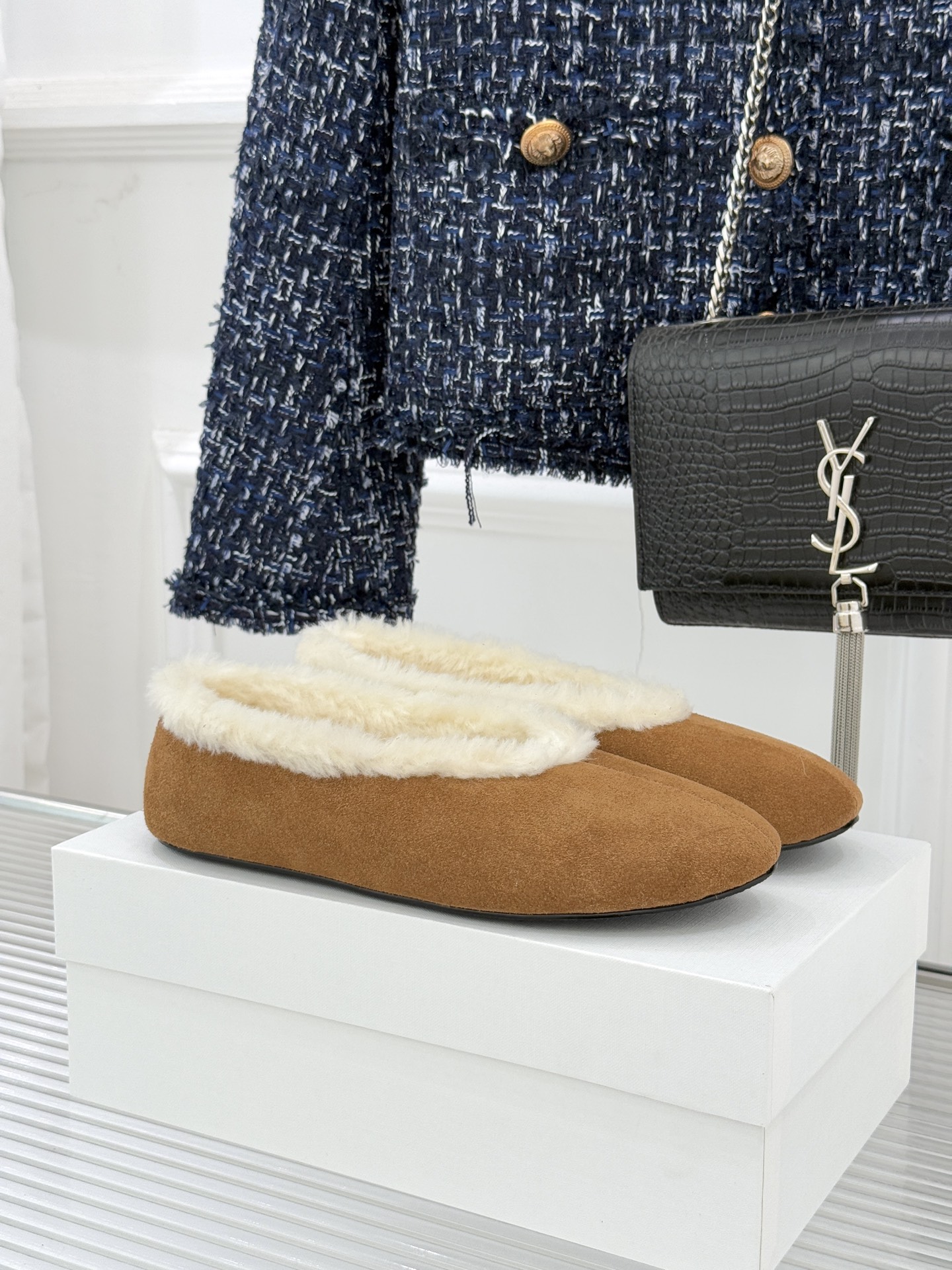 NO:628311,The Row 25WF new retro furry shoes. This pair of furry shoes uses the brand's signature minimalist aesthetics to illustrate the 'refinement at home' in autumn and winter. The soft wool short velvet is selected to wrap the upper. Low-saturated apricots such as caramel echo the Maillard style in autumn and winter. Clean lines without unnecessary decoration. Whether paired with a knitted long skirt to create a gentle atmosphere or paired with jeans to create a casual and relaxed feeling, they balance elegance and comfort with the warmth of velvet, making every step feel like stepping on the clouds.  Interpretation of the contemporary life aesthetics of 'wanting to go out and being greedy for home'. The fabric is imported from Beijing. The lining is made of wool. The original mold is made to customize the non-slip outsole. Size 35-39 (customized 40/41), fur shoes, skirts, jeans19860909The Row 25WF新品复古毛毛鞋 这双毛毛鞋以品牌标志性极简美学 注解秋冬“宅家精致主义”. 甄选柔密羊毛短绒包裹鞋面 焦糖等低饱和杏系呼应秋冬美拉德风 无多余装饰的利落线条 无论是搭配针织长裙营造温柔氛围 还是配牛仔裤打造随性松弛感 都以绒感暖意平衡优雅与舒适 让每一步都像踩在云端 诠释“既想出门又贪恋居家”的当代生活美学. 面料采用进口牛京 内里踮脚均为羊毛 原版开模定制防滑大底 size35-39（40/41定制）,毛毛鞋,skirts,jeans,Women's Shoes