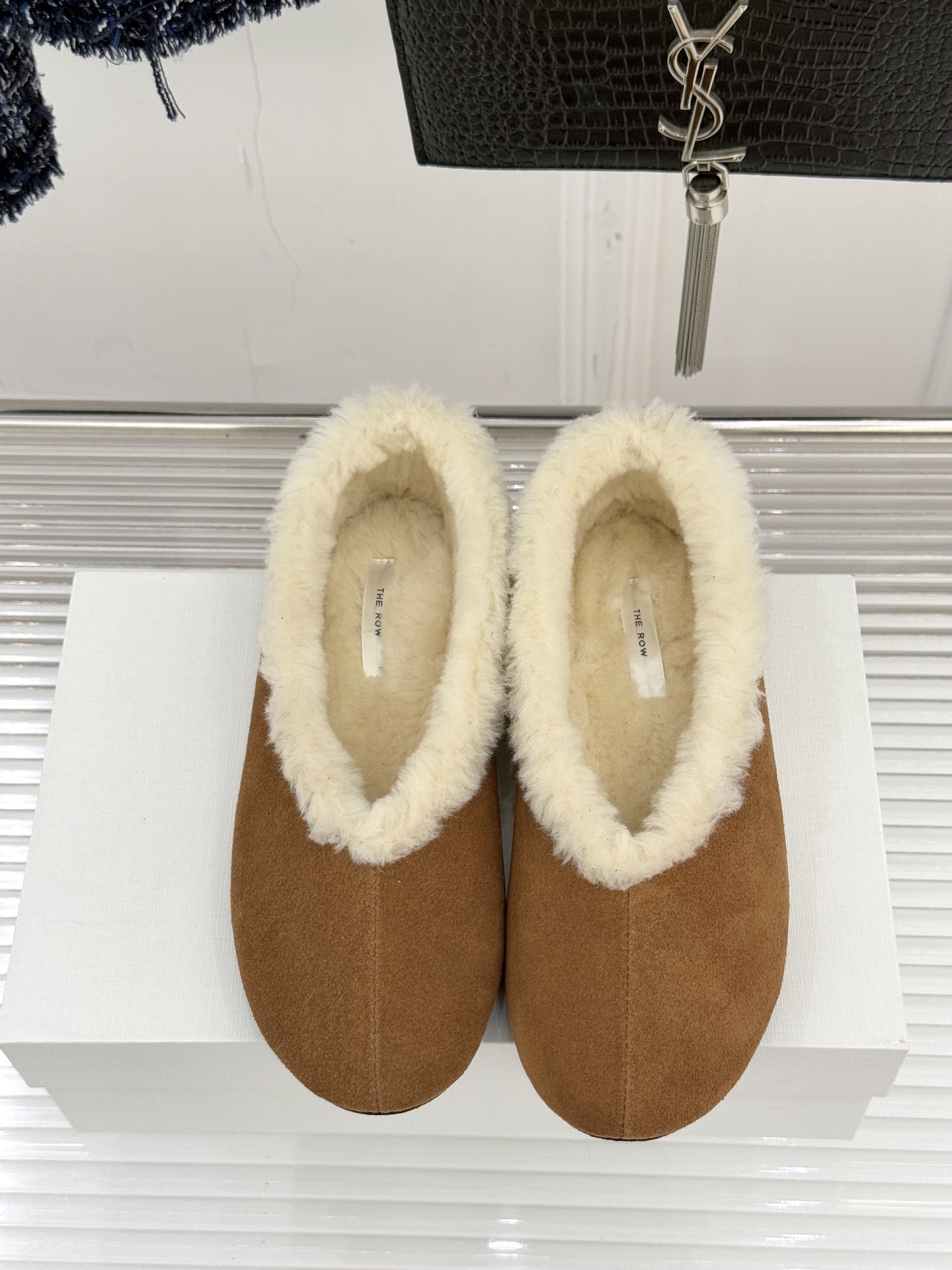 The Row 25WF新品复古毛毛鞋这双毛毛鞋以品牌标志性极简美学注解秋冬“宅家精致主义”。甄选柔密羊