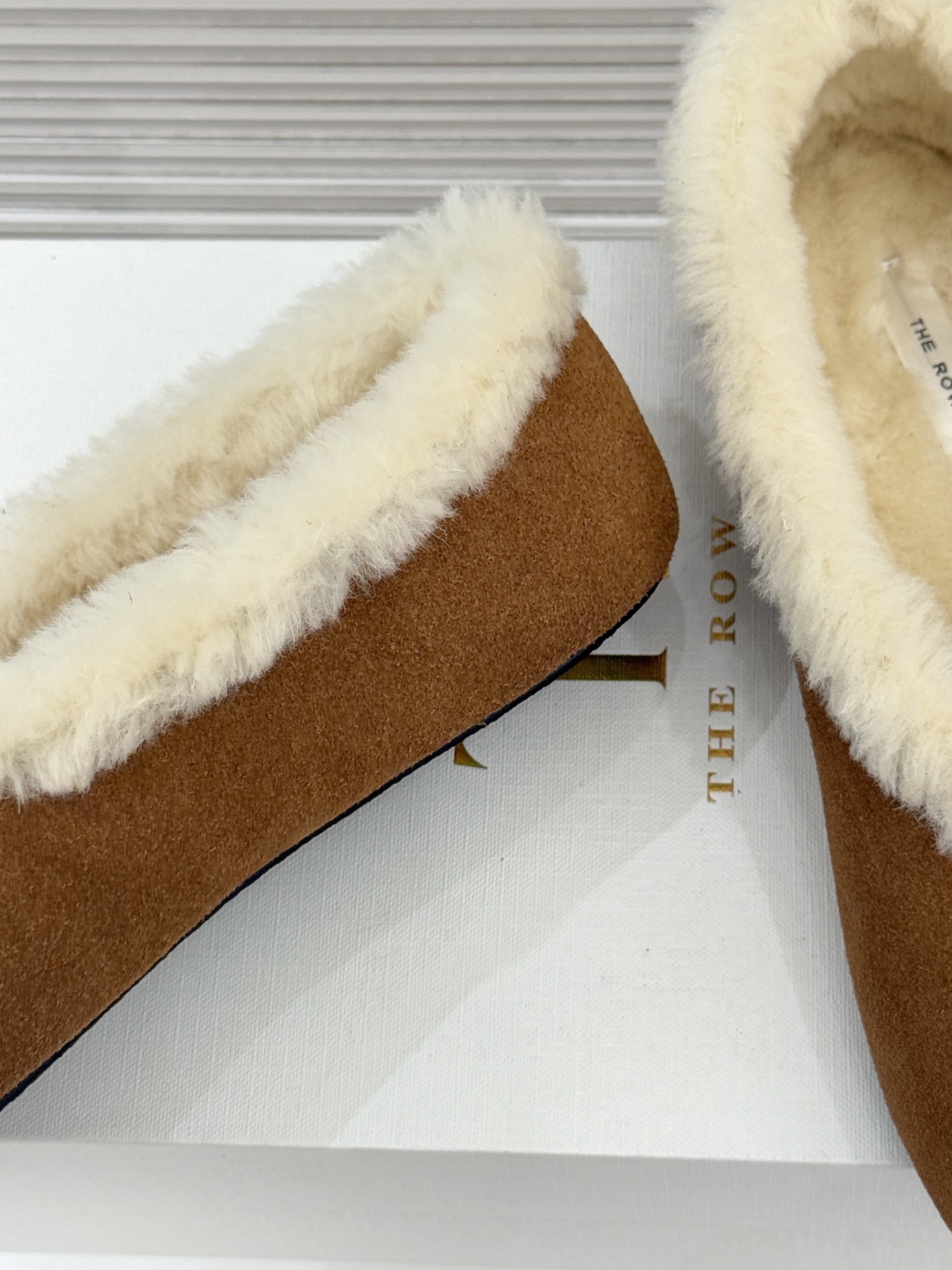 The Row 25WF新品复古毛毛鞋这双毛毛鞋以品牌标志性极简美学注解秋冬“宅家精致主义”。甄选柔密羊