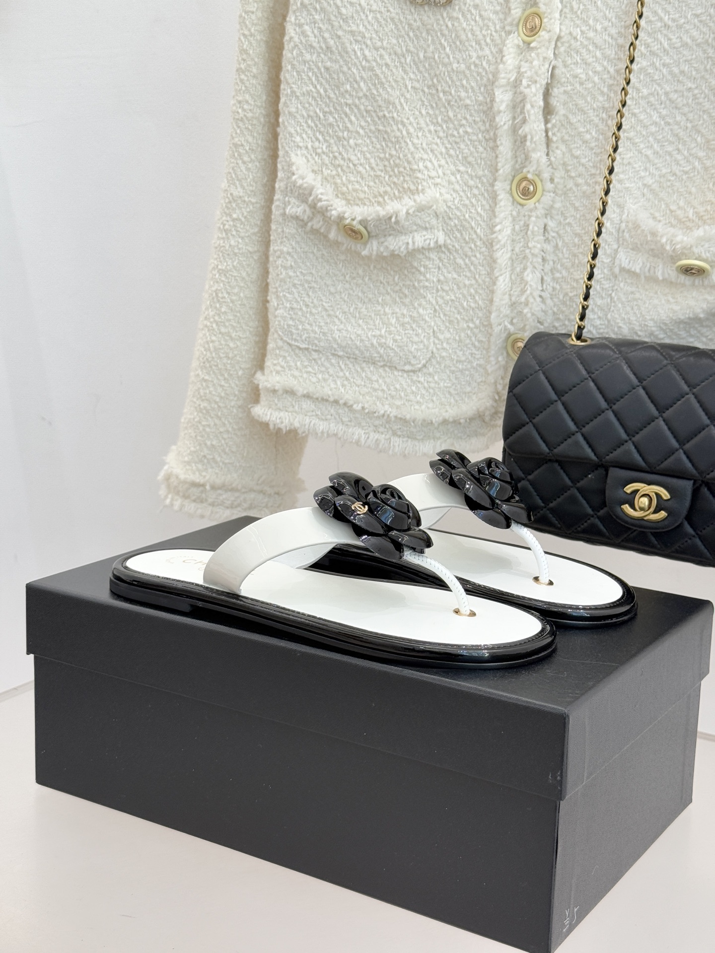 CHANE*｜小香 26C早春新品山茶花夹脚人字拖鞋将标志性山茶花元素注入慵懒步调让轻奢质感融入每一段自