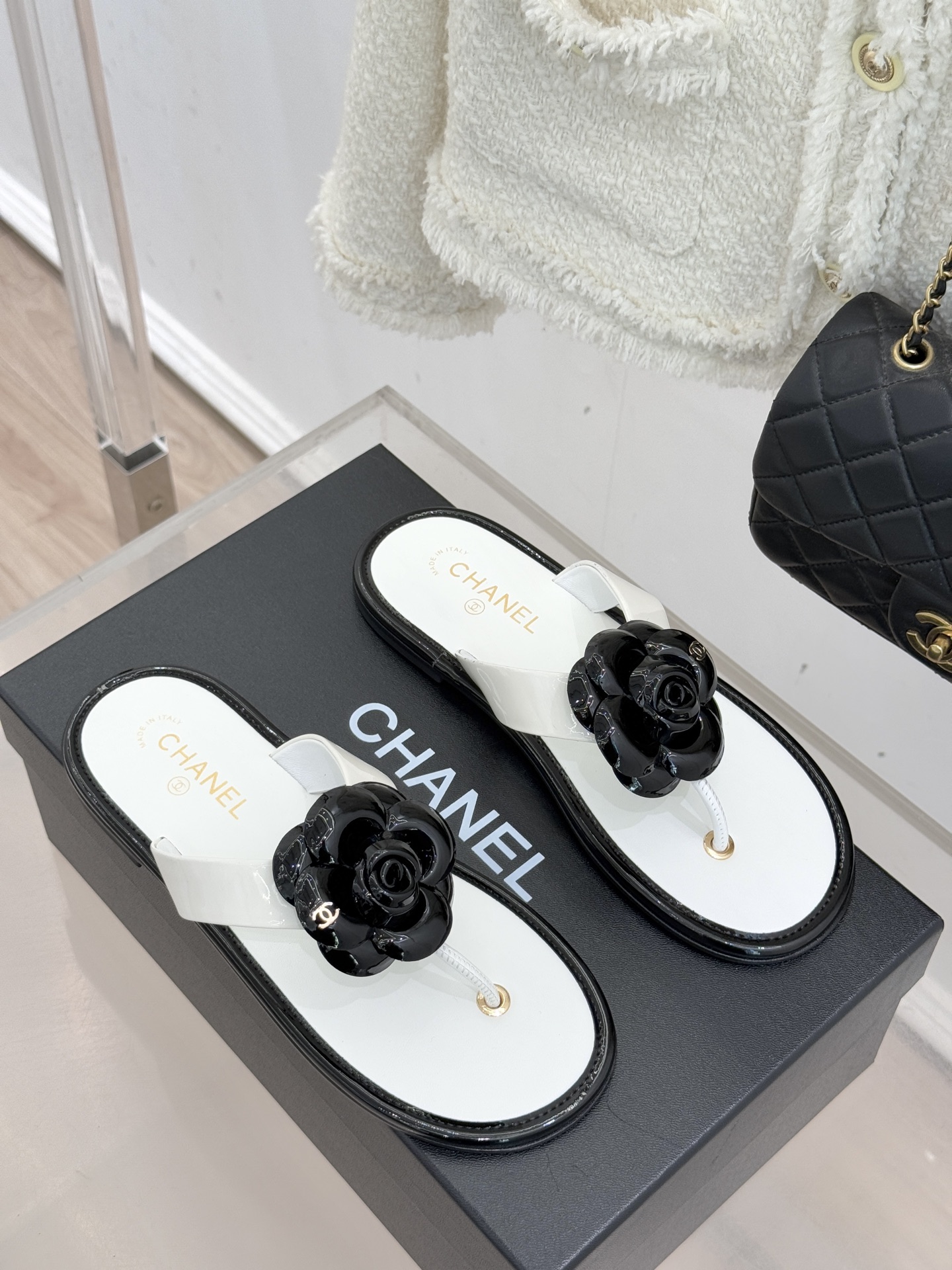 CHANE*｜小香 26C早春新品山茶花夹脚人字拖鞋将标志性山茶花元素注入慵懒步调让轻奢质感融入每一段自