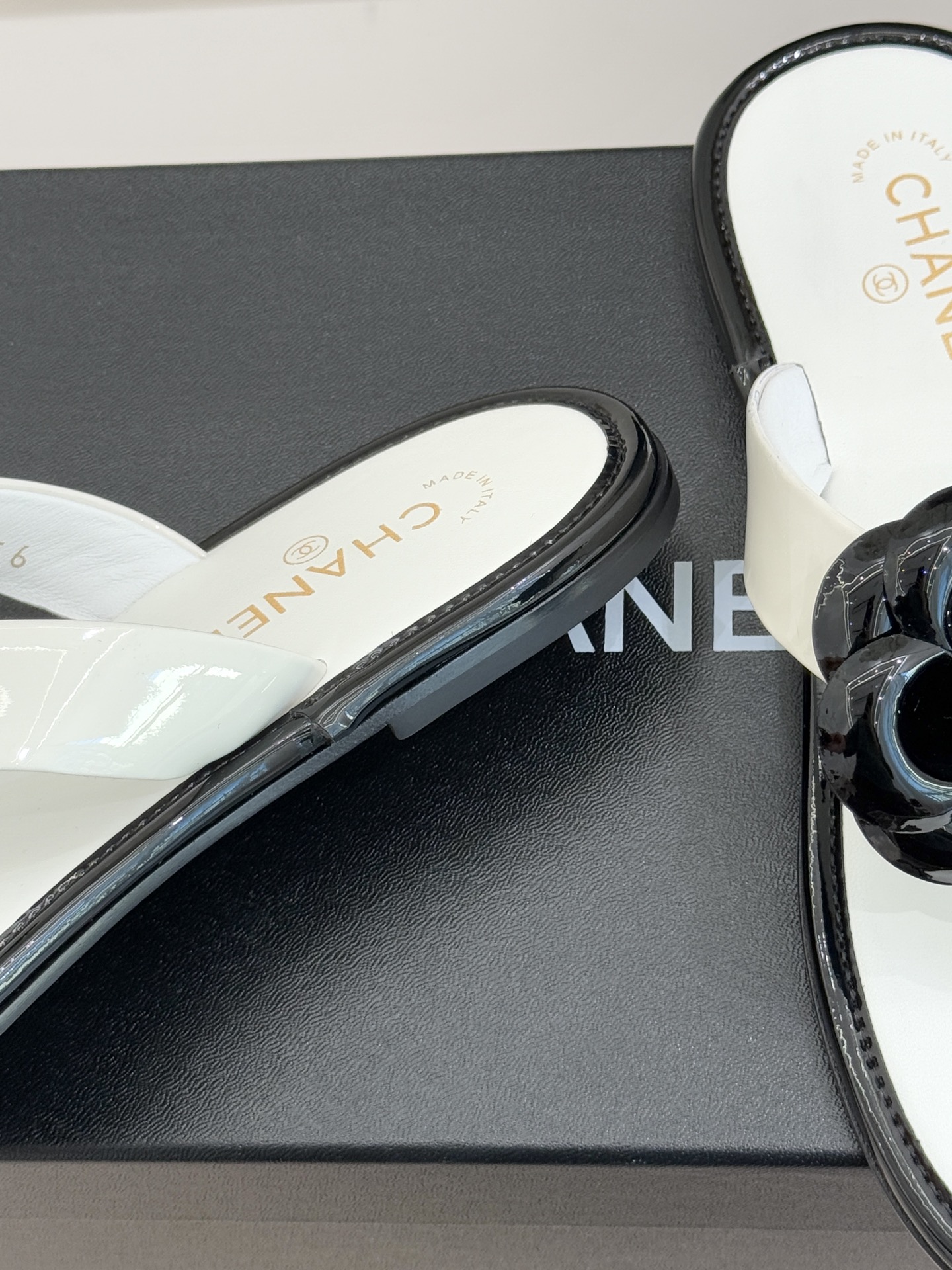 CHANE*｜小香 26C早春新品山茶花夹脚人字拖鞋将标志性山茶花元素注入慵懒步调让轻奢质感融入每一段自