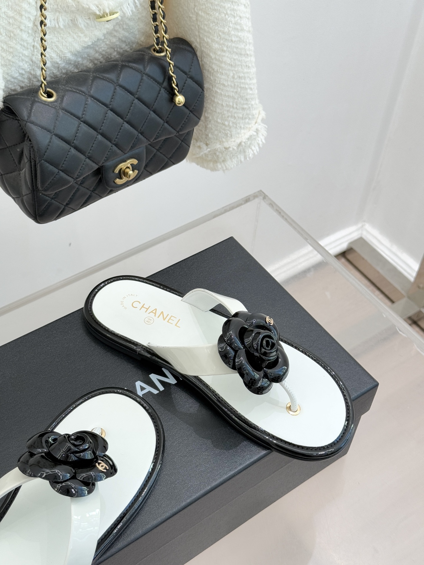 CHANE*｜小香 26C早春新品山茶花夹脚人字拖鞋将标志性山茶花元素注入慵懒步调让轻奢质感融入每一段自