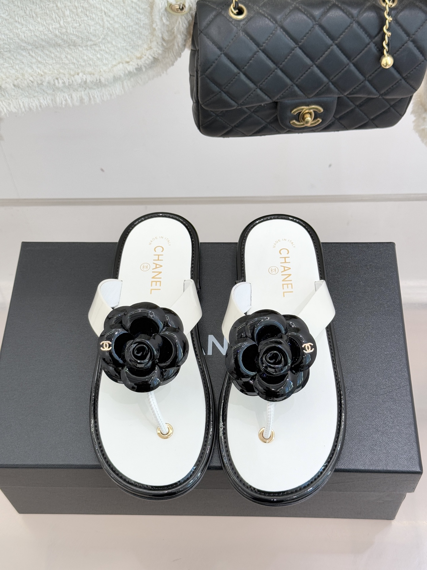 CHANE*｜小香 26C早春新品山茶花夹脚人字拖鞋将标志性山茶花元素注入慵懒步调让轻奢质感融入每一段自