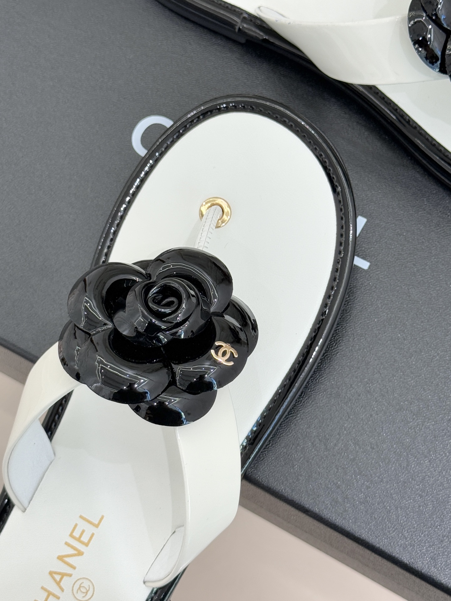 CHANE*｜小香 26C早春新品山茶花夹脚人字拖鞋将标志性山茶花元素注入慵懒步调让轻奢质感融入每一段自