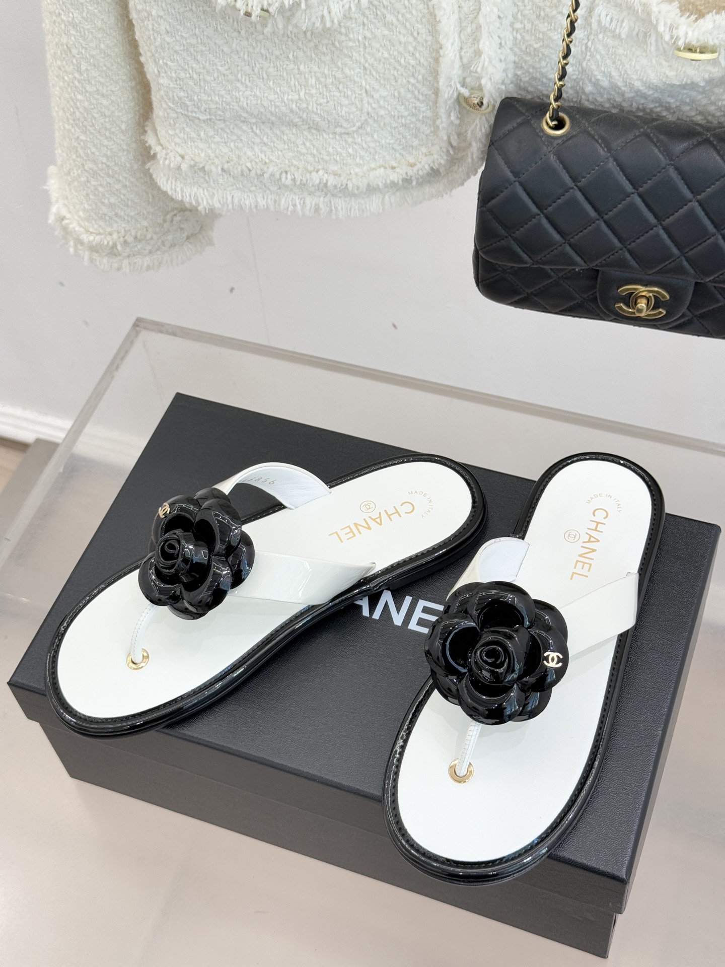 CHANE*｜小香 26C早春新品山茶花夹脚人字拖鞋将标志性山茶花元素注入慵懒步调让轻奢质感融入每一段自