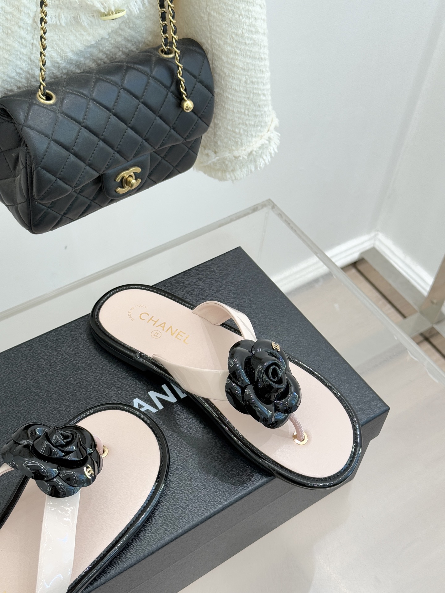 CHANE*｜小香 26C早春新品山茶花夹脚人字拖鞋将标志性山茶花元素注入慵懒步调让轻奢质感融入每一段自