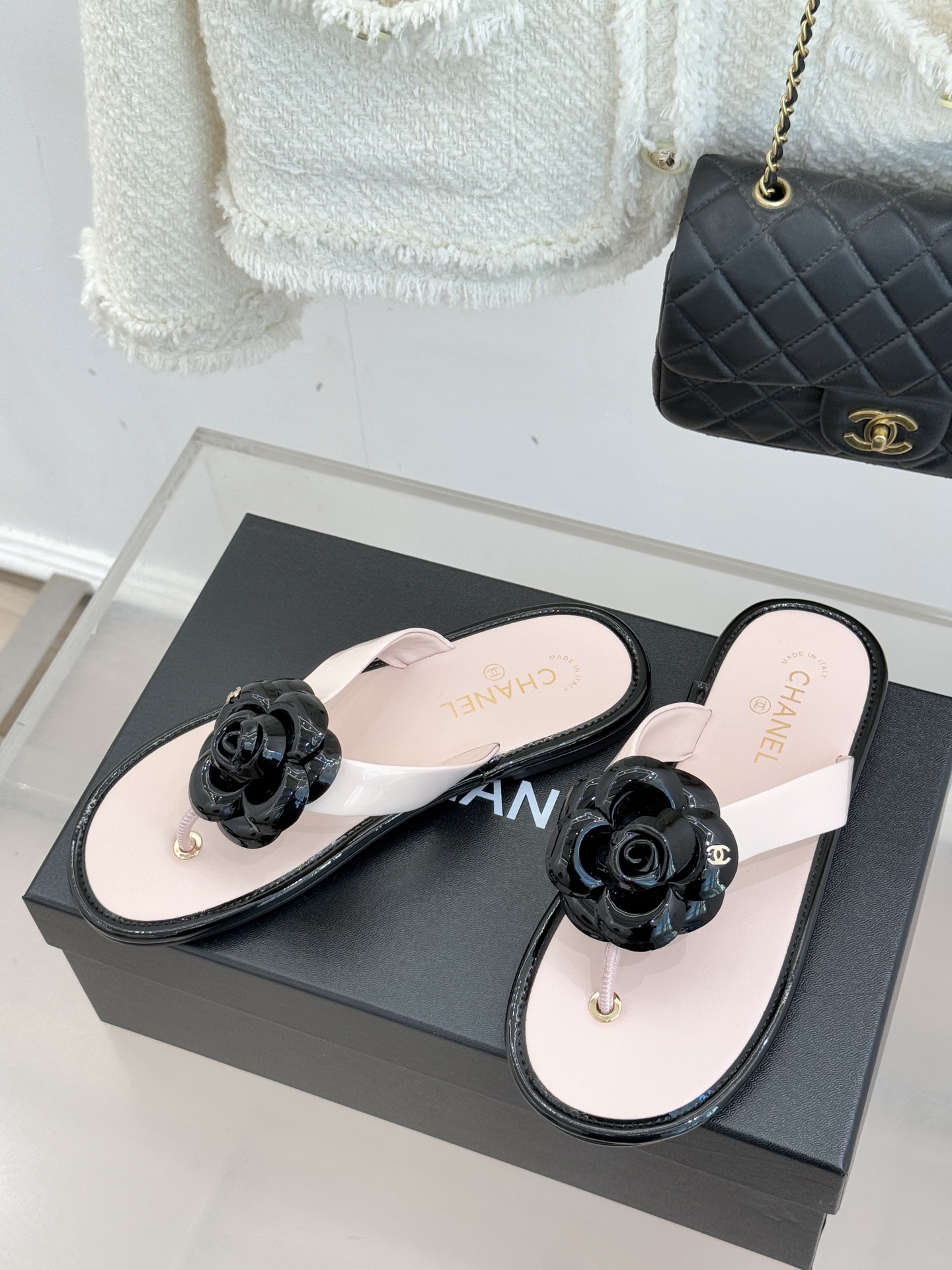 CHANE*｜小香 26C早春新品山茶花夹脚人字拖鞋将标志性山茶花元素注入慵懒步调让轻奢质感融入每一段自