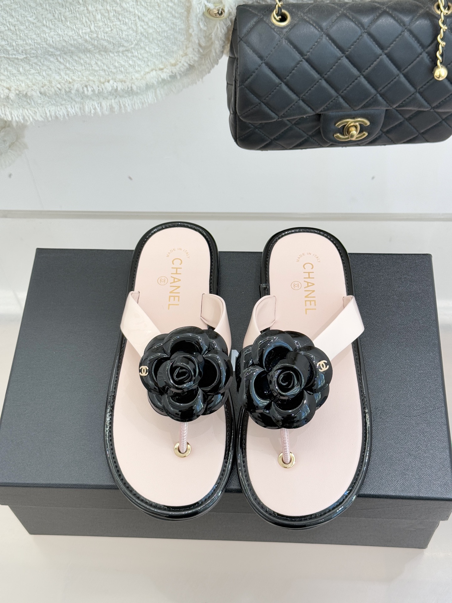 CHANE*｜小香 26C早春新品山茶花夹脚人字拖鞋将标志性山茶花元素注入慵懒步调让轻奢质感融入每一段自