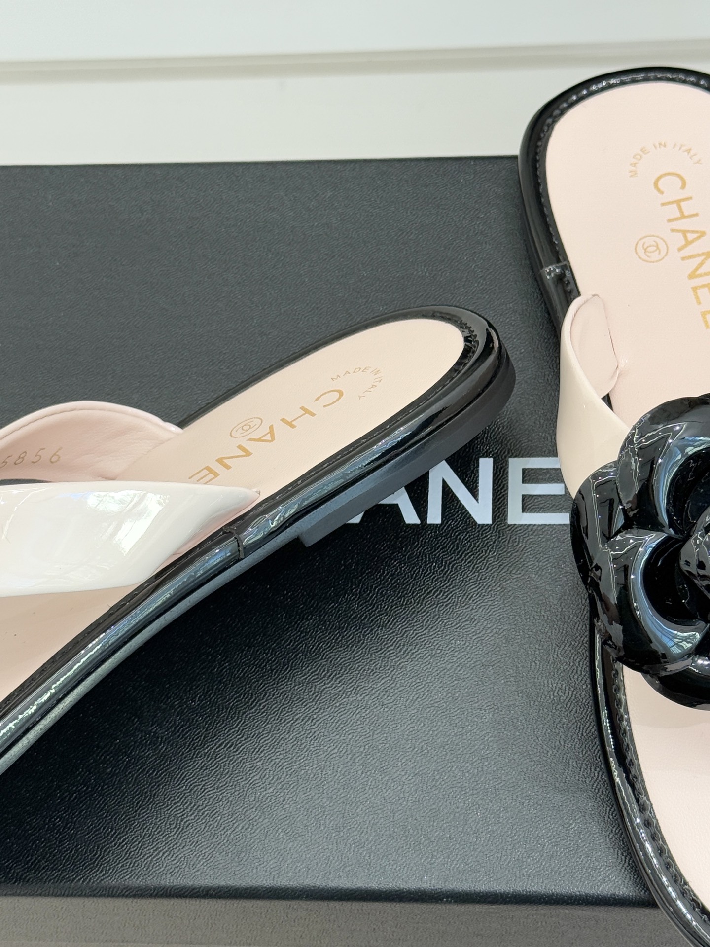 CHANE*｜小香 26C早春新品山茶花夹脚人字拖鞋将标志性山茶花元素注入慵懒步调让轻奢质感融入每一段自