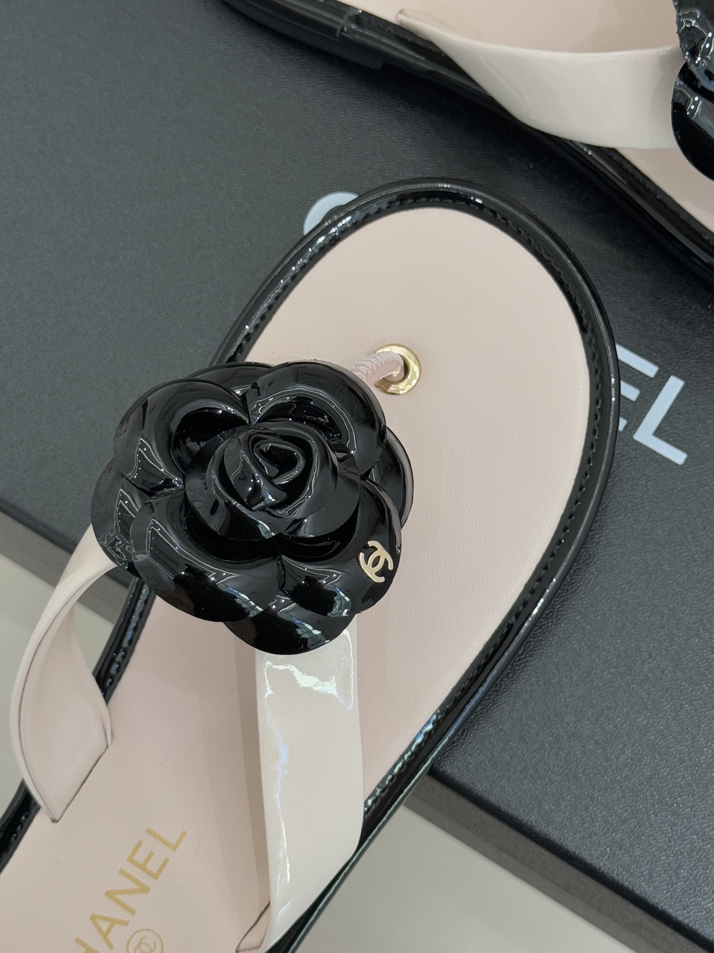 CHANE*｜小香 26C早春新品山茶花夹脚人字拖鞋将标志性山茶花元素注入慵懒步调让轻奢质感融入每一段自