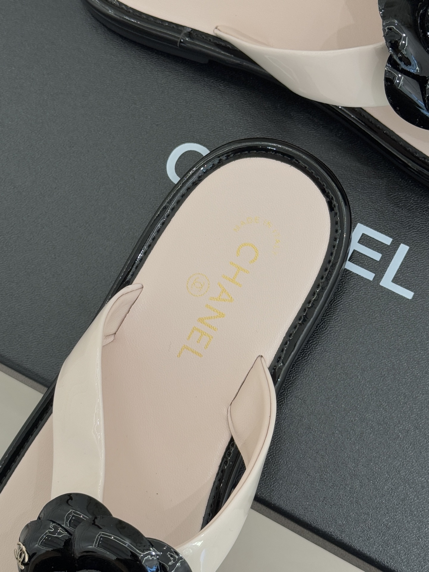 CHANE*｜小香 26C早春新品山茶花夹脚人字拖鞋将标志性山茶花元素注入慵懒步调让轻奢质感融入每一段自