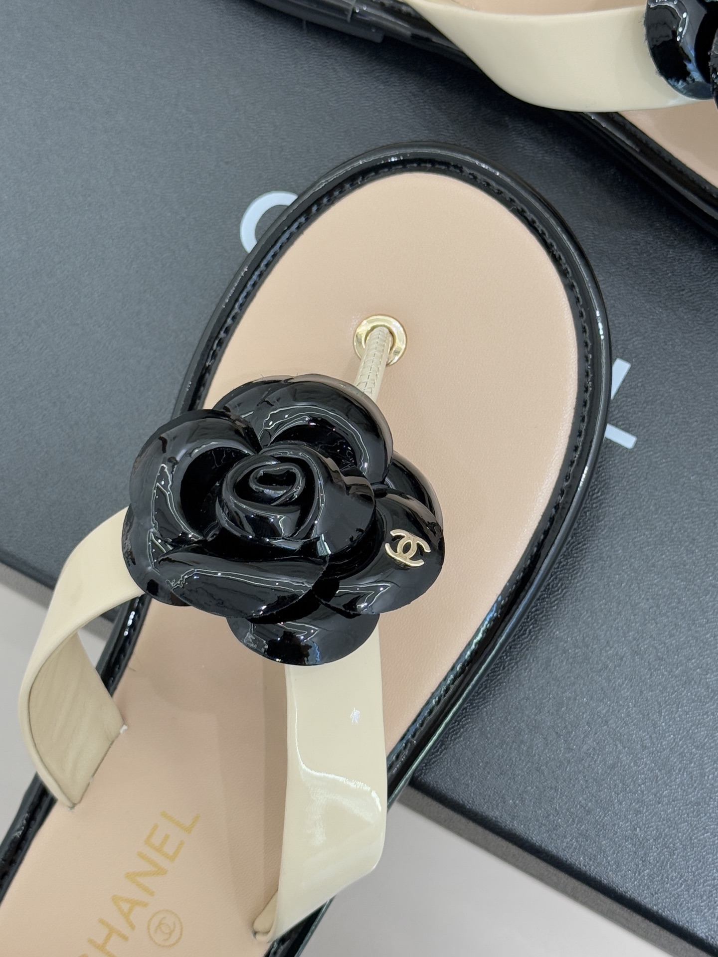 CHANE*｜小香 26C早春新品山茶花夹脚人字拖鞋将标志性山茶花元素注入慵懒步调让轻奢质感融入每一段自