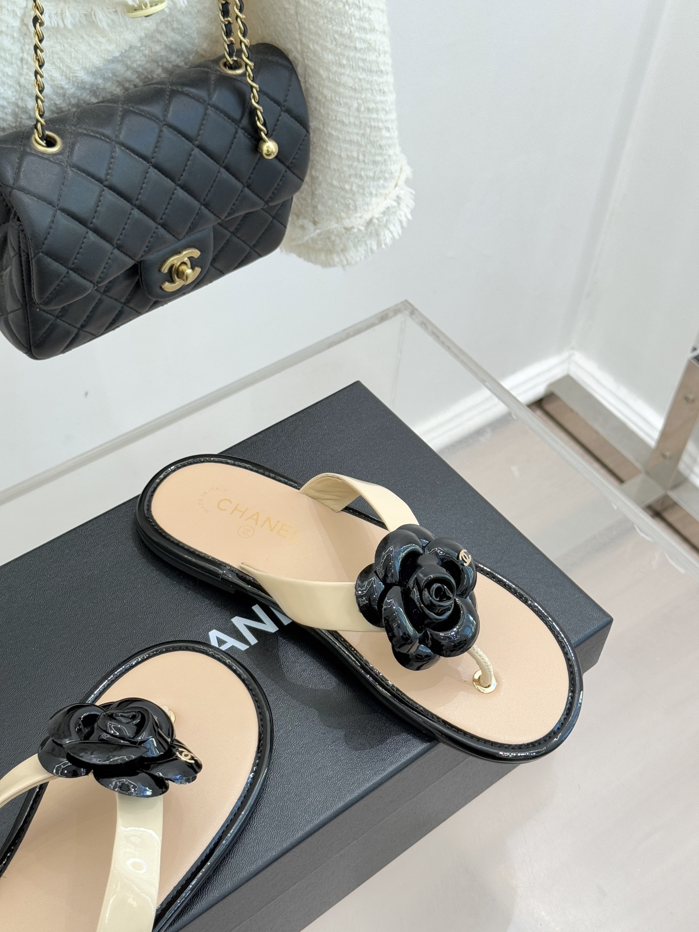 CHANE*｜小香 26C早春新品山茶花夹脚人字拖鞋将标志性山茶花元素注入慵懒步调让轻奢质感融入每一段自