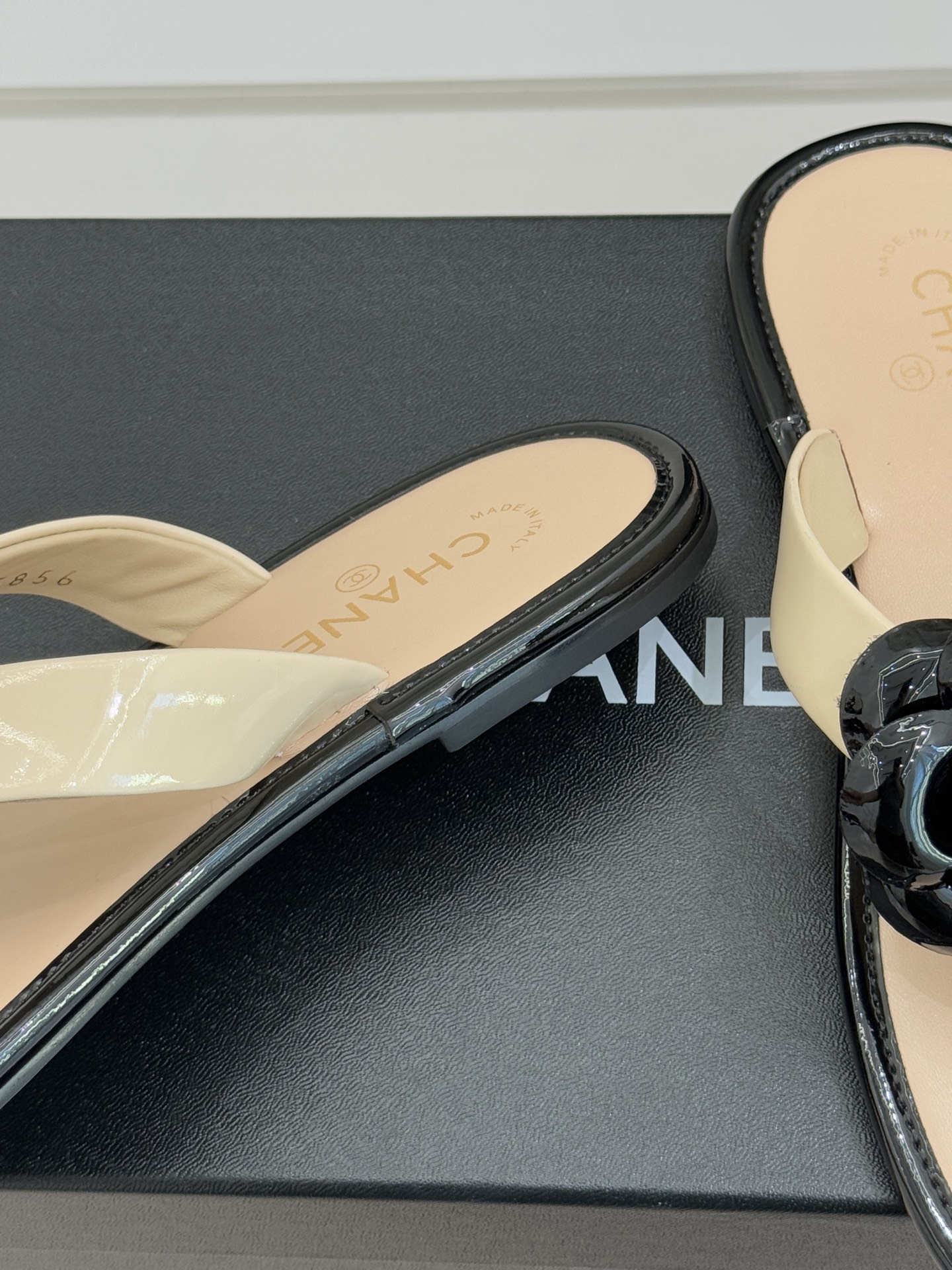 CHANE*｜小香 26C早春新品山茶花夹脚人字拖鞋将标志性山茶花元素注入慵懒步调让轻奢质感融入每一段自