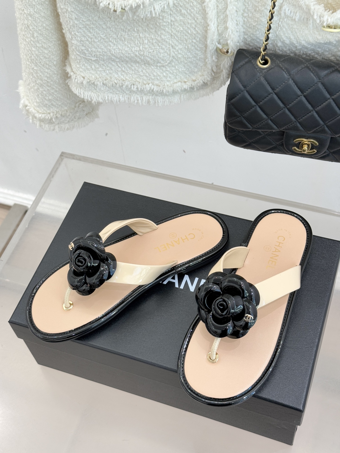 CHANE*｜小香 26C早春新品山茶花夹脚人字拖鞋将标志性山茶花元素注入慵懒步调让轻奢质感融入每一段自
