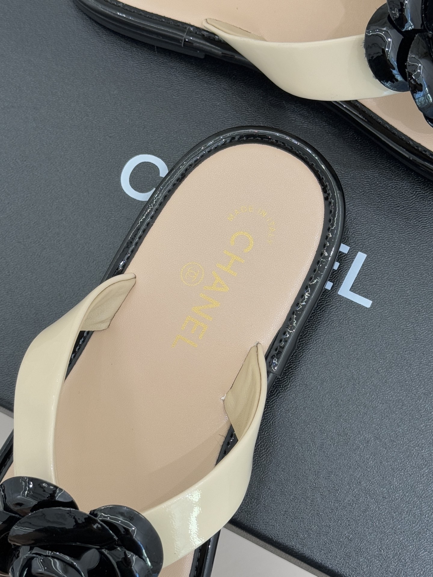 CHANE*｜小香 26C早春新品山茶花夹脚人字拖鞋将标志性山茶花元素注入慵懒步调让轻奢质感融入每一段自