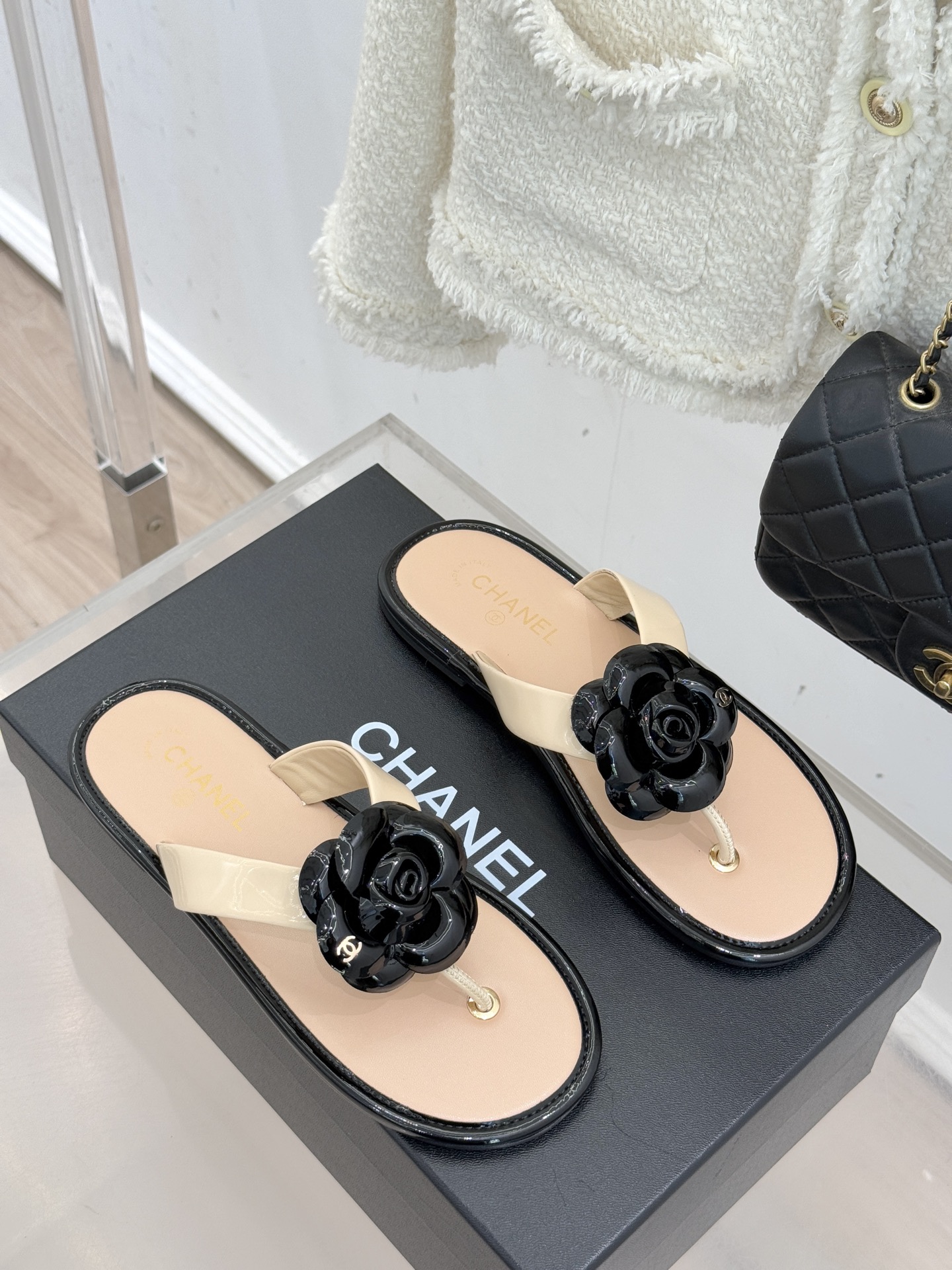 CHANE*｜小香 26C早春新品山茶花夹脚人字拖鞋将标志性山茶花元素注入慵懒步调让轻奢质感融入每一段自