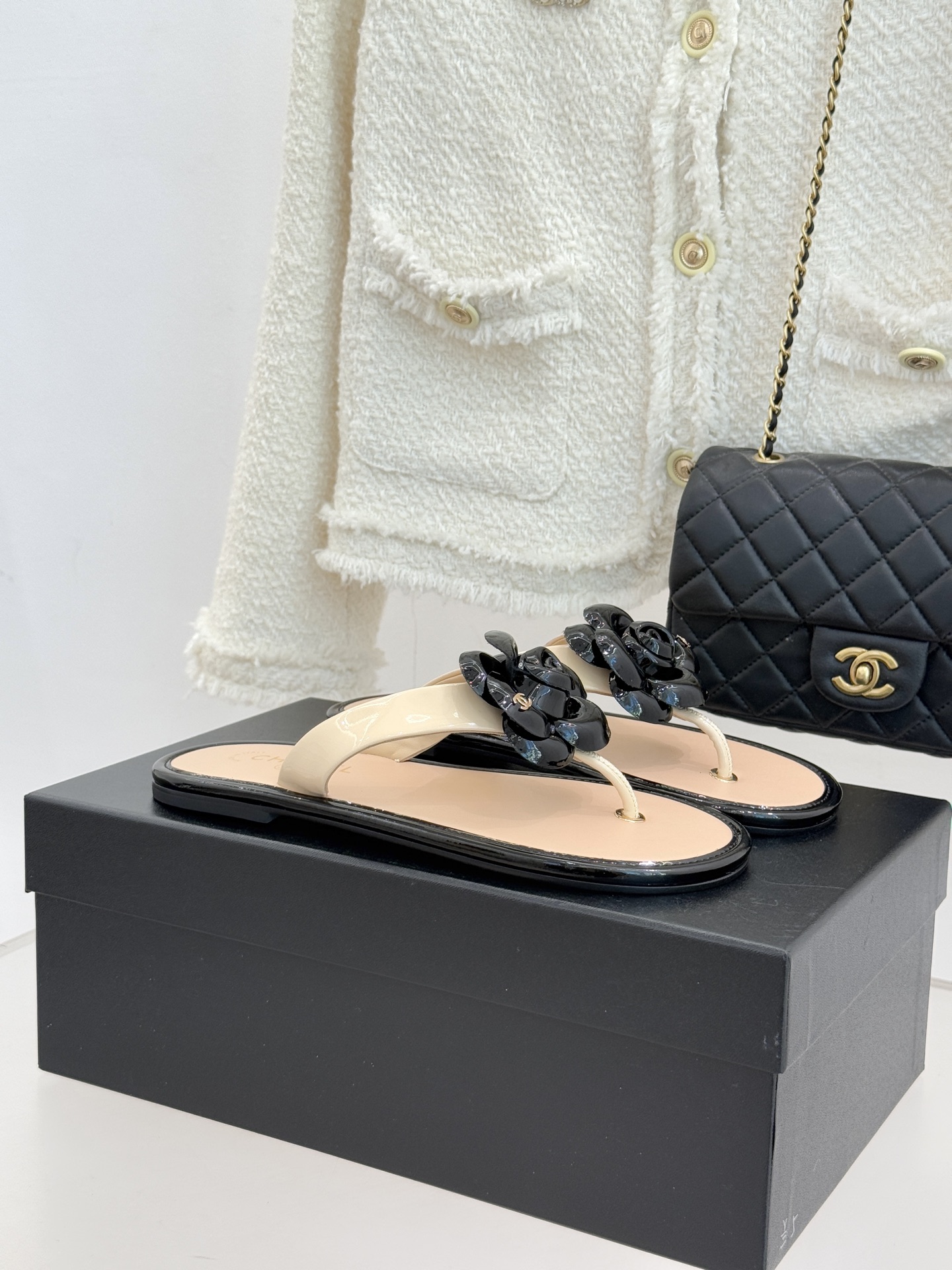 CHANE*｜小香 26C早春新品山茶花夹脚人字拖鞋将标志性山茶花元素注入慵懒步调让轻奢质感融入每一段自