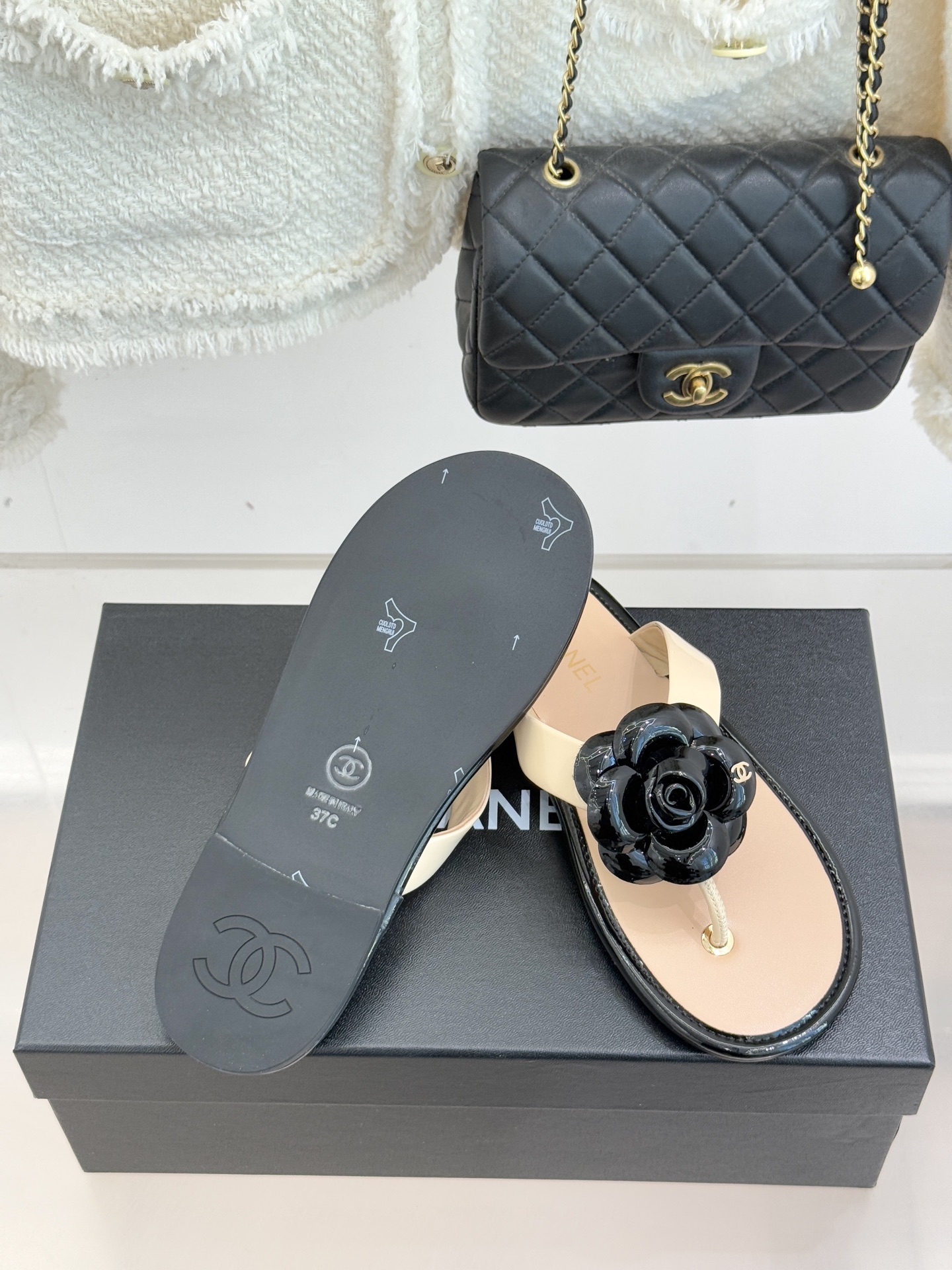 CHANE*｜小香 26C早春新品山茶花夹脚人字拖鞋将标志性山茶花元素注入慵懒步调让轻奢质感融入每一段自