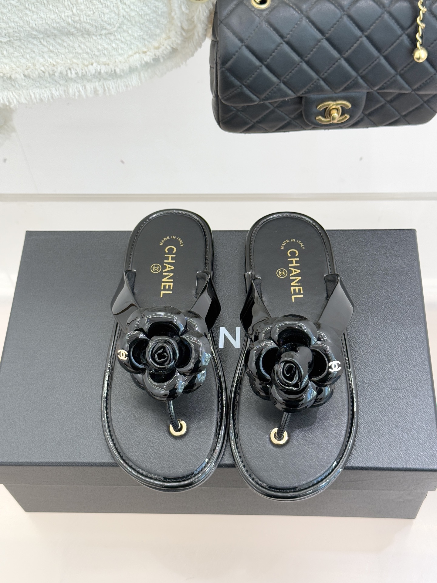 CHANE*｜小香 26C早春新品山茶花夹脚人字拖鞋将标志性山茶花元素注入慵懒步调让轻奢质感融入每一段自