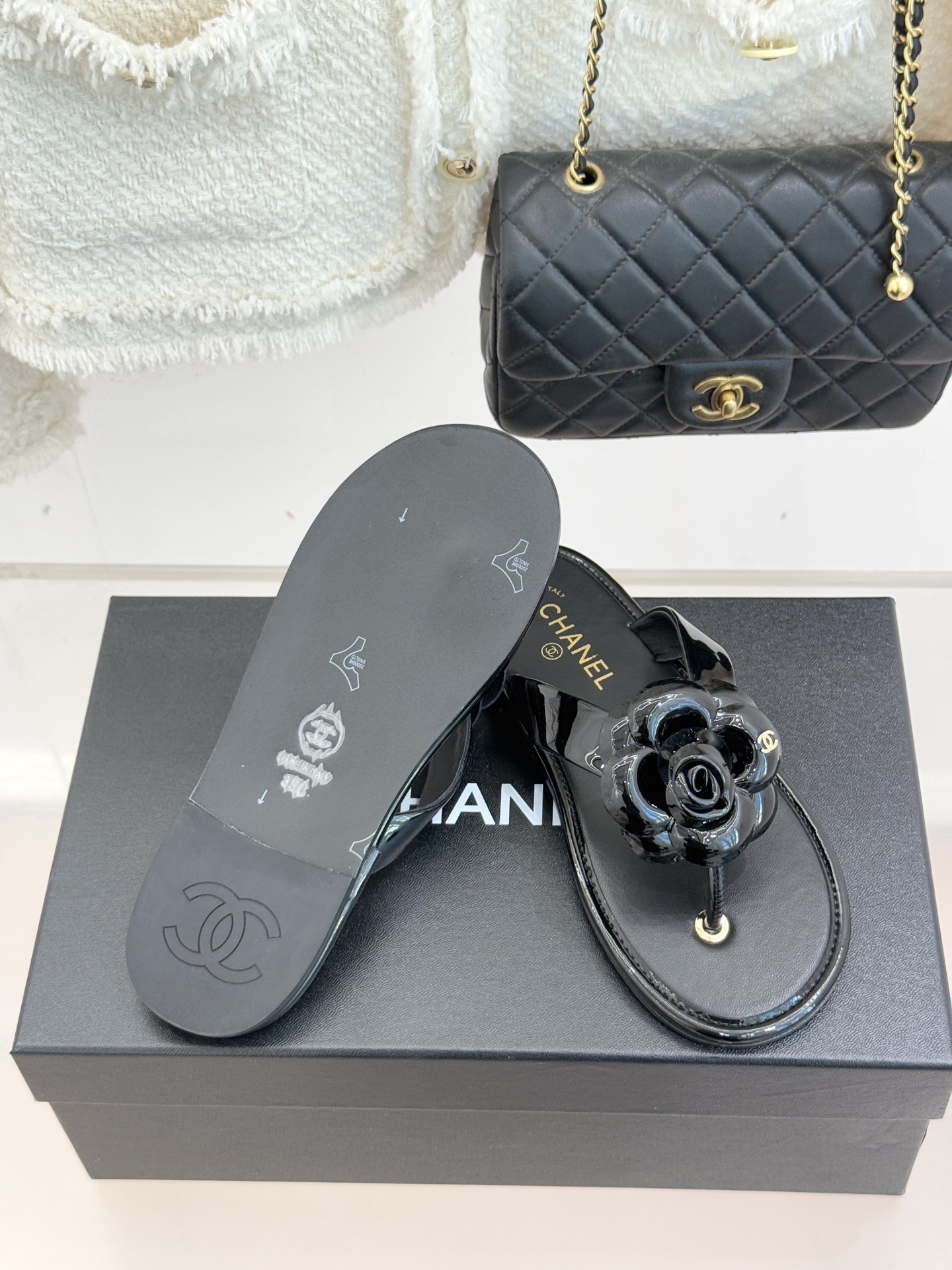 CHANE*｜小香 26C早春新品山茶花夹脚人字拖鞋将标志性山茶花元素注入慵懒步调让轻奢质感融入每一段自