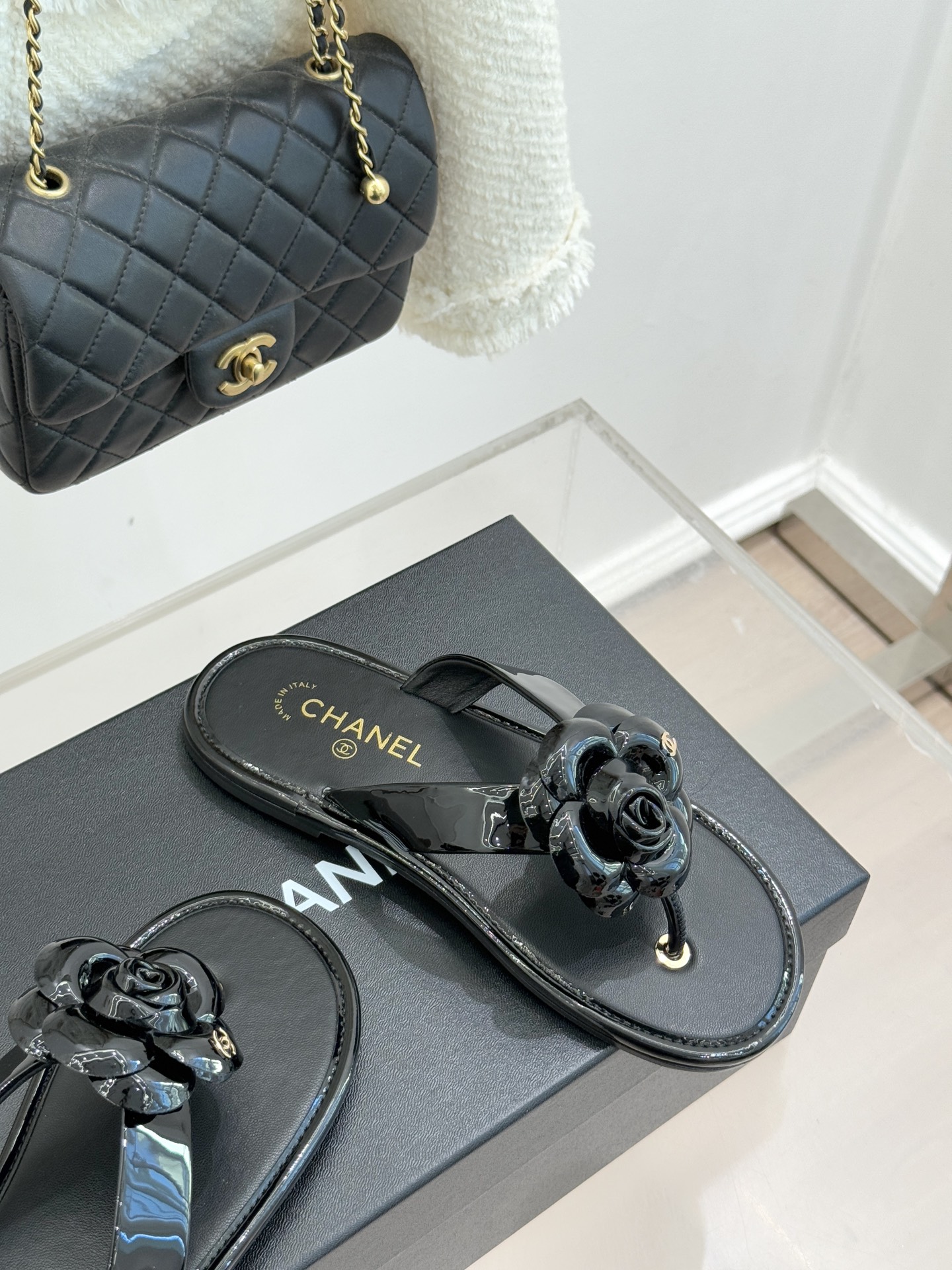 CHANE*｜小香 26C早春新品山茶花夹脚人字拖鞋将标志性山茶花元素注入慵懒步调让轻奢质感融入每一段自